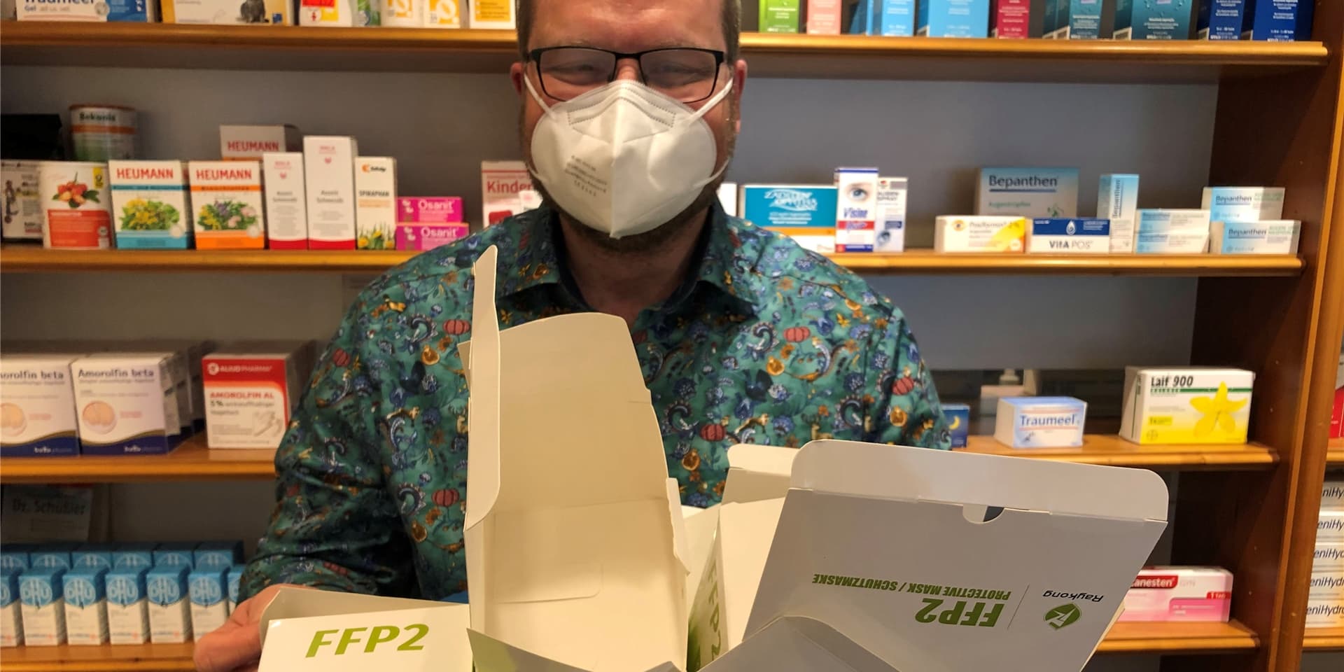 Friederich Schneider von der Adler-Apotheke am Markt zeigt einen Sack voll leerer Schachtel für FFP2-Masken. Bis Dienstagmittag hatte er schon 800 Exemplare herausgegeben.