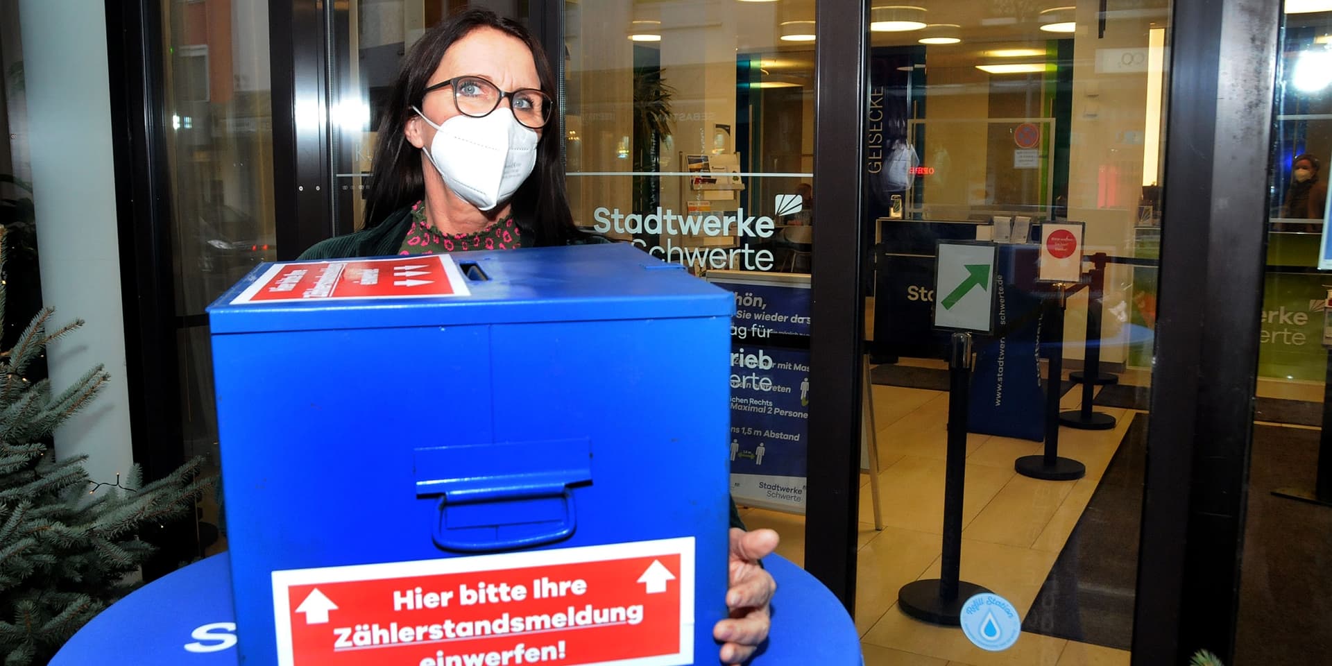 Regelmäßig leeren die Stadtwerke-Mitarbeiter die Sammelbox für die Zählerstandsmeldungen; nach Feierabend wird sie zurückgeholt in die Räume des Kundencenters.