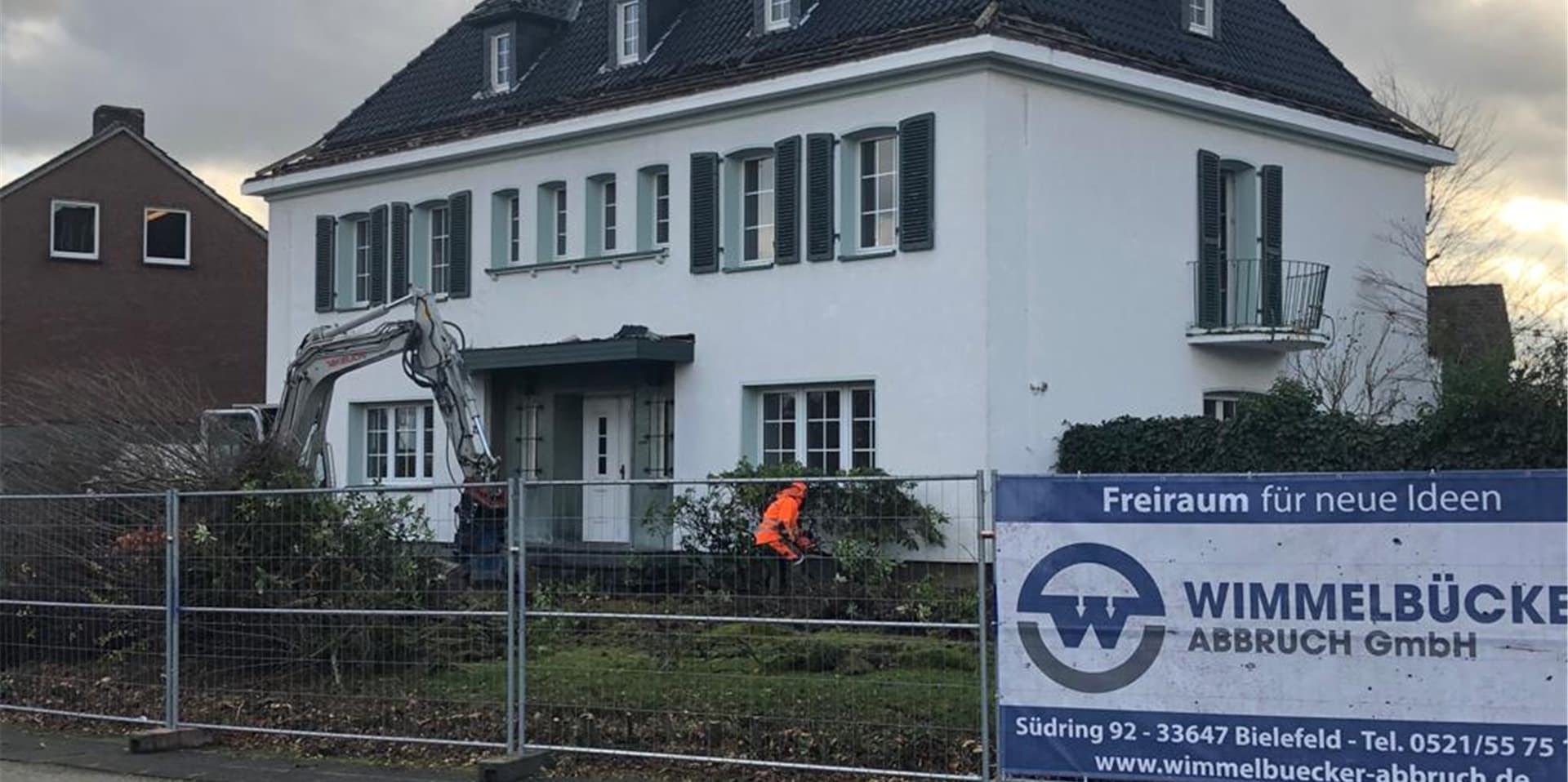 Der erste Bagger ist auf dem Gelände am ehemaligen Haus der Familie Leenders in Werne bereits angekommen.