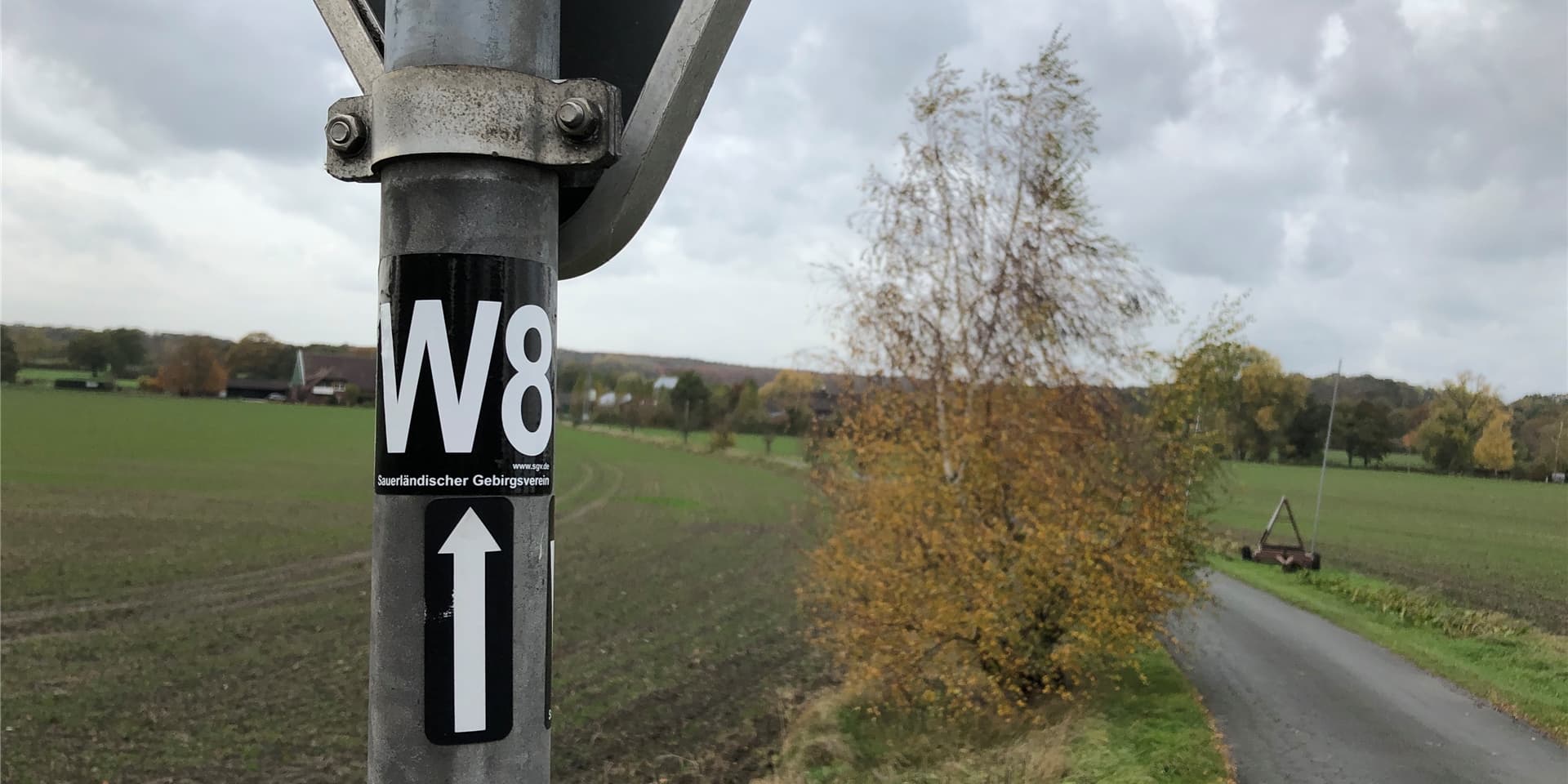 Die neun Rundwanderwege sind wie auf diesem Foto durchweg gut markiert. Das W steht für die Stadt Werne.