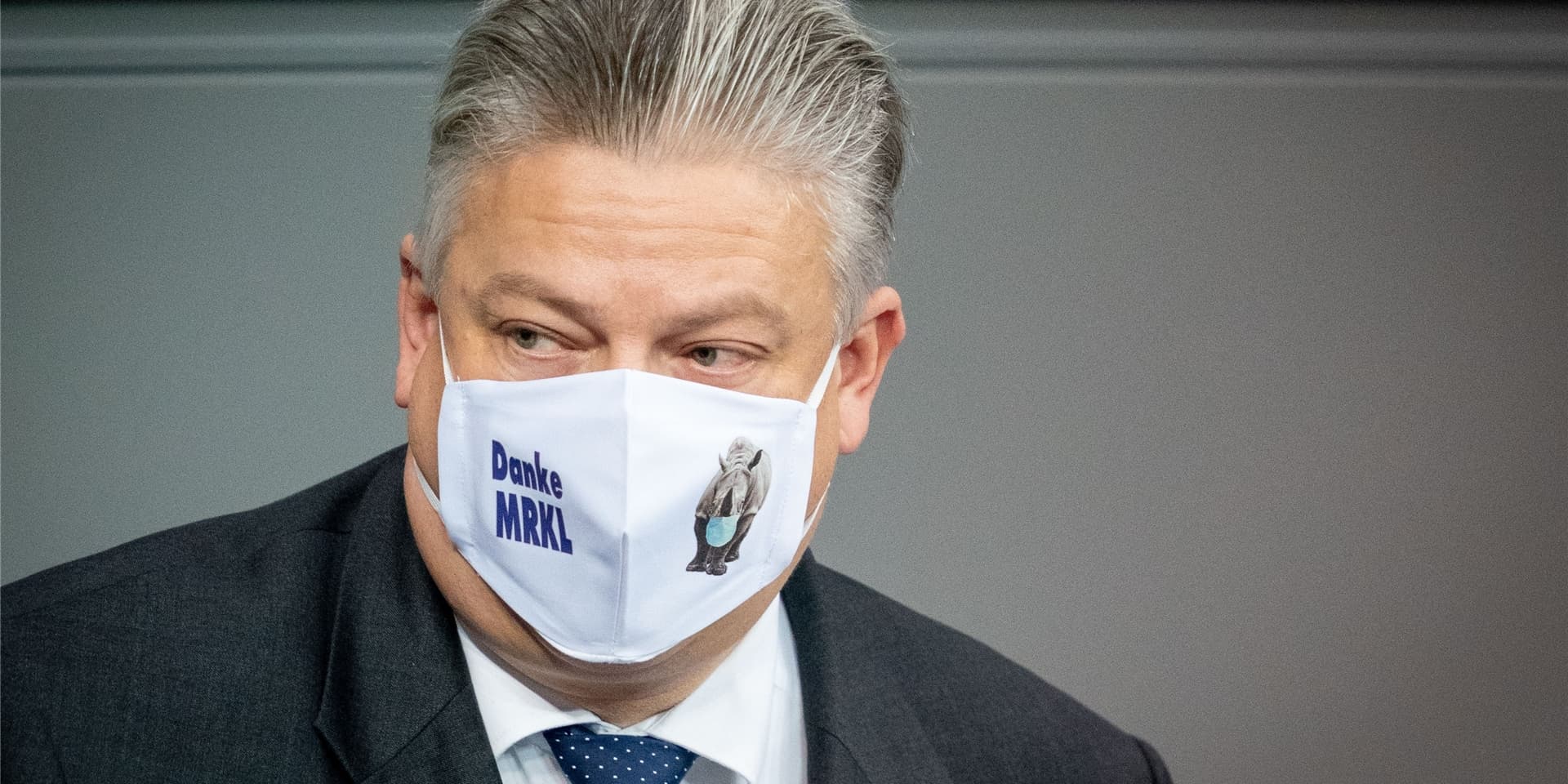 Thomas Seitz, AfD-Bundestagsabgeordneter, liegt mit Corona-Befund im Krankenhaus; er war vorher mit löchriger Maske im Plenarsaal unterwegs gewesen.