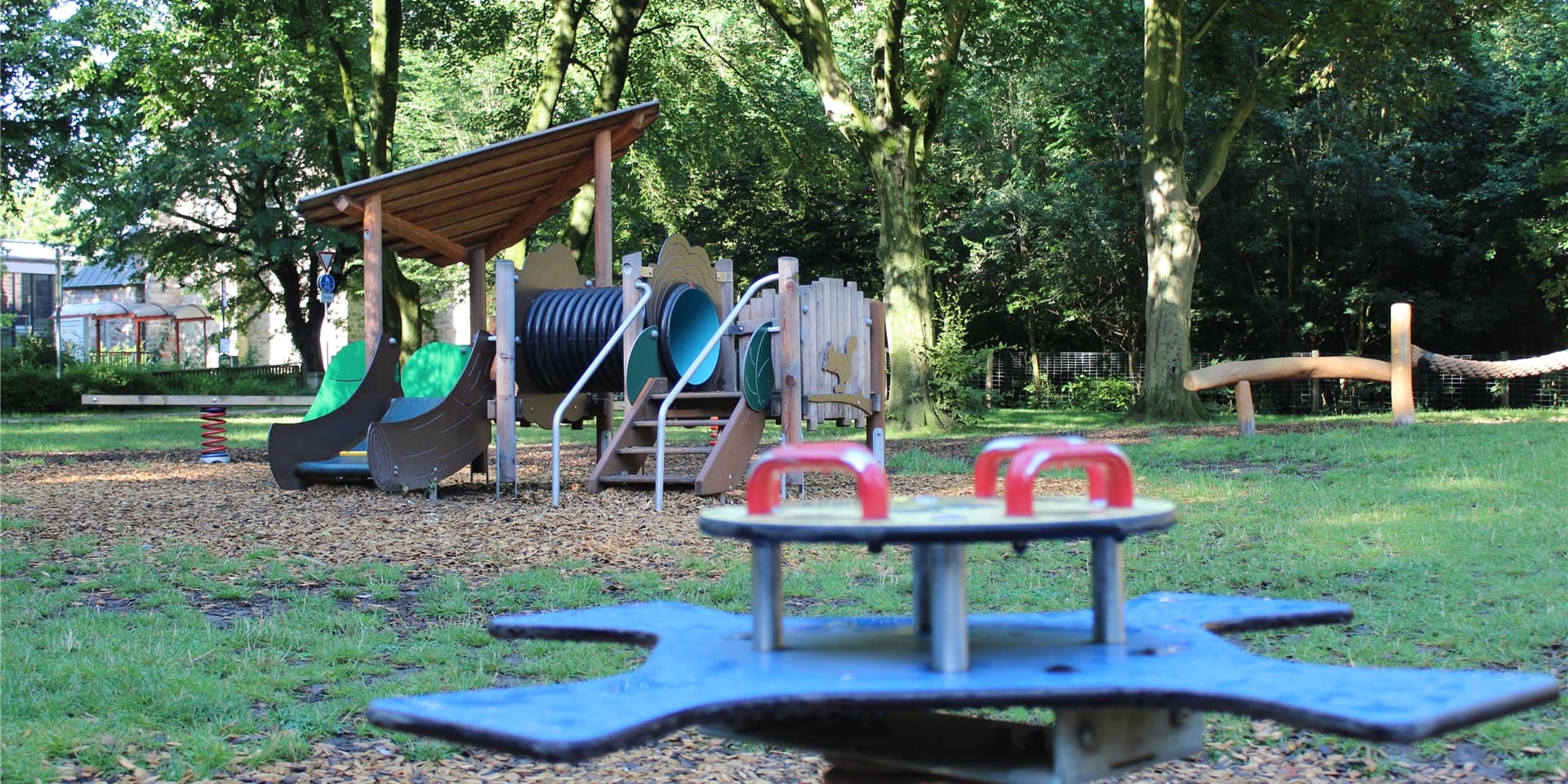Ein Blick auf den Mehrgenerationenspielplatz.