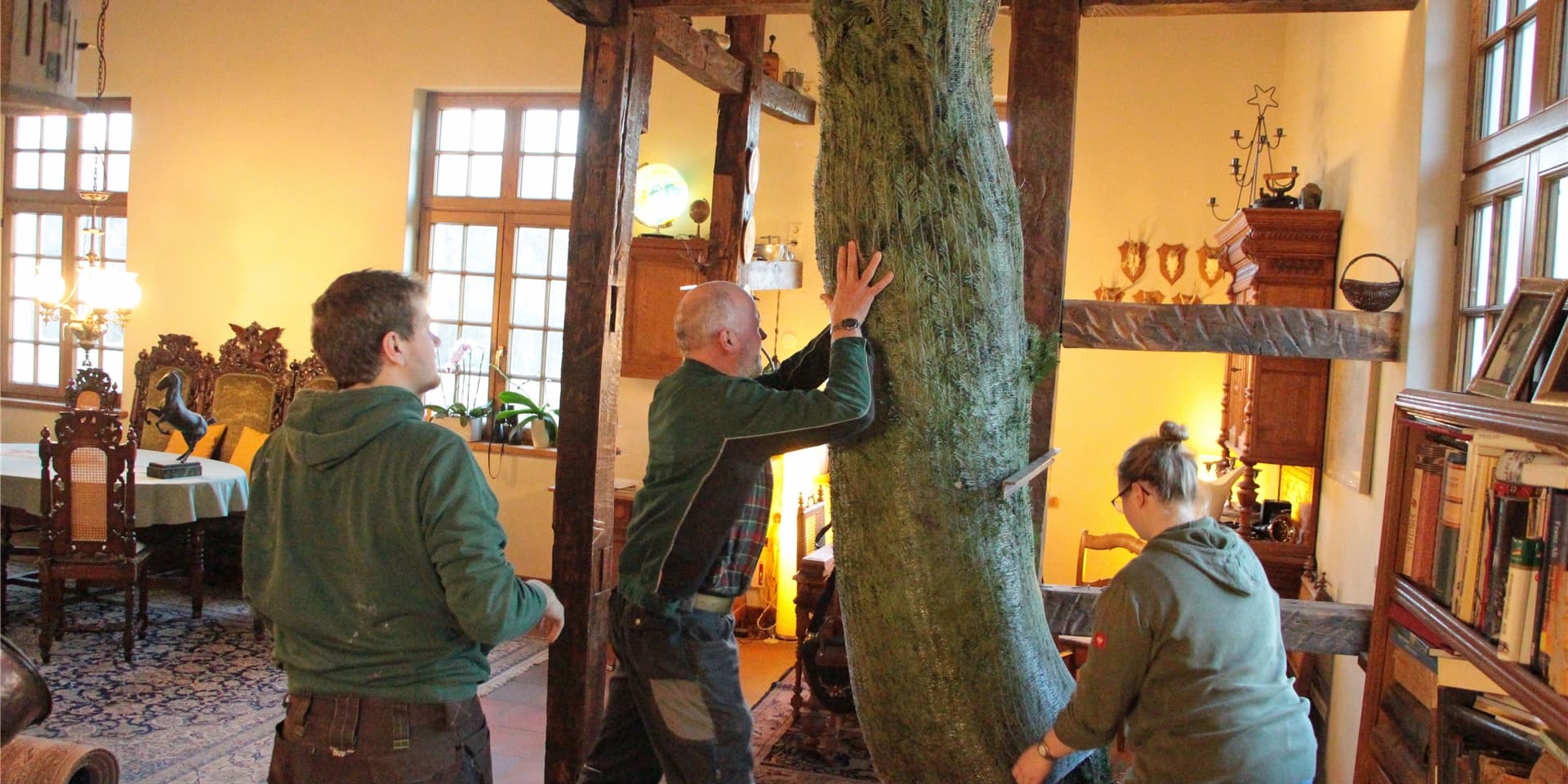 Fast steht er, der knapp vier Meter hohe Weihnachtsbaum der Familie Schulze Froning.