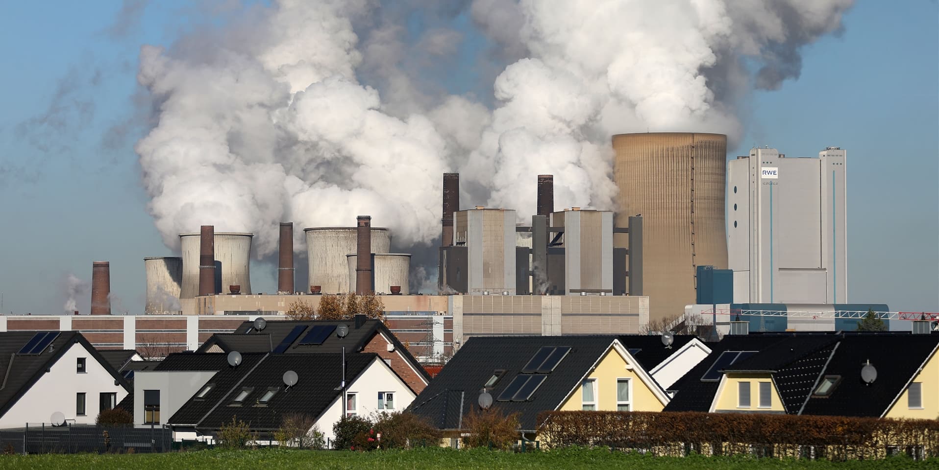 Der Energiekonzern RWE beginnt mit dem vom Bundestag beschlossenen Ausstieg aus der Kohleverstromung. Die Stromproduktion im Block D seines Braunkohlekraftwerks Niederaußem wurde beendet. (Symbolbild)