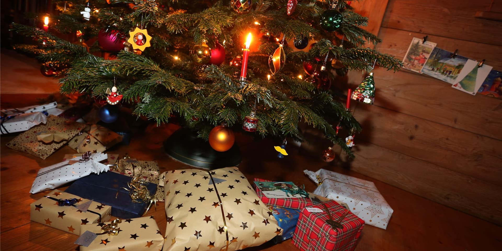 Die Geschenkestapel unter dem Weihnachtsbaum werden immer größer.