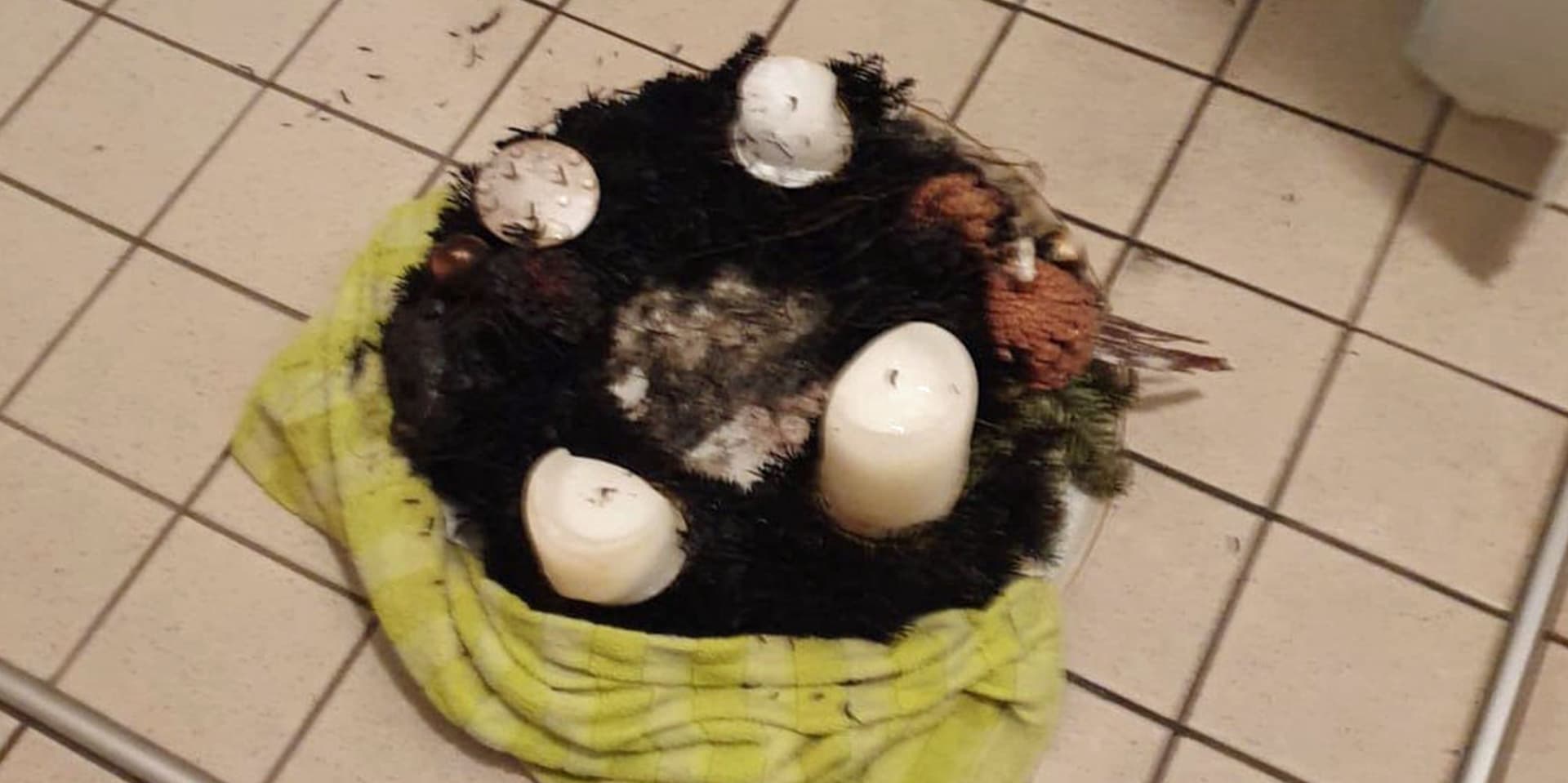 Der Übeltäter – ein in Brand geratener Adventskranz löste Sonntag, 20. Dezember, einen Feuerwehreinsatz in der Panhoff-Stiftung aus.