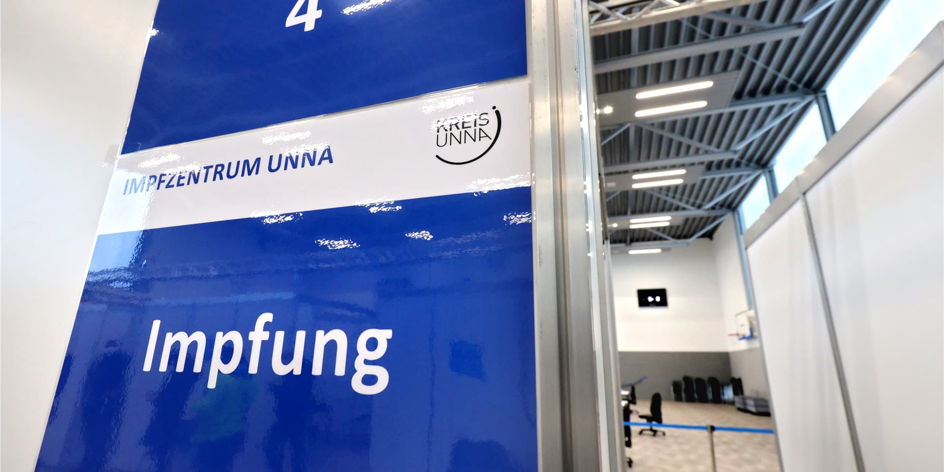 Das Impfzentrum in der Kreissporthalle II in Unna ist einsatzbereit. Termine für eine Impfung gegen das Coronavirus können dort jedoch erst frühestens ab dem 4. Januar vergeben werden. Zunächst werden mobile Impfteams die Bewohner und Mitarbeiter in Seniorenheimen impfen.