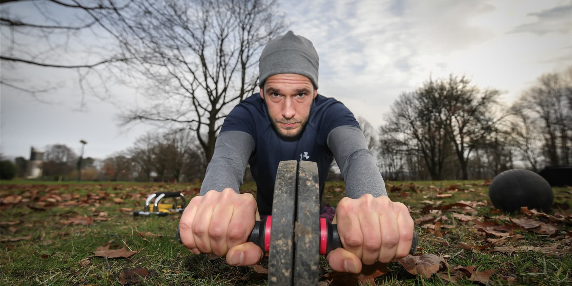 Mit dem Handroller wird der Bauch trainiert.