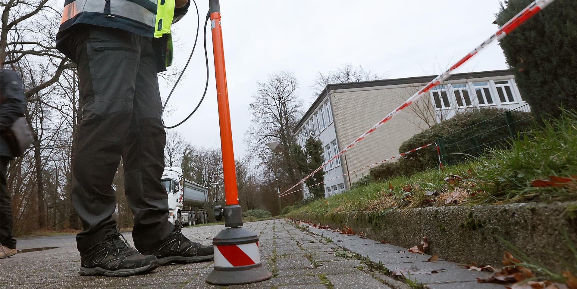 Nachdem das Pflaster auf dem Gehweg in Bergkamen-Oberaden weggesackt ist, wird nach der Ursache gesucht.