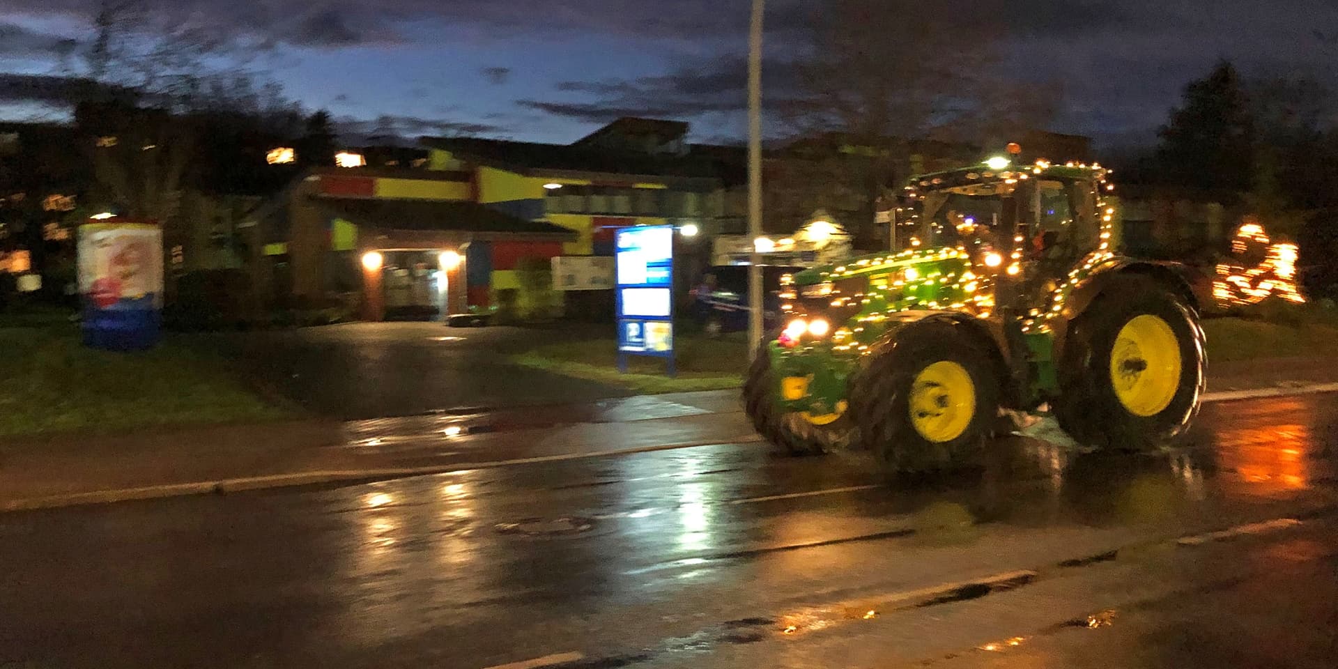 Die Trecker fuhren zügig durch das Stadtgebiet, hier vor dem Bunten Haus am Fürstenhof.