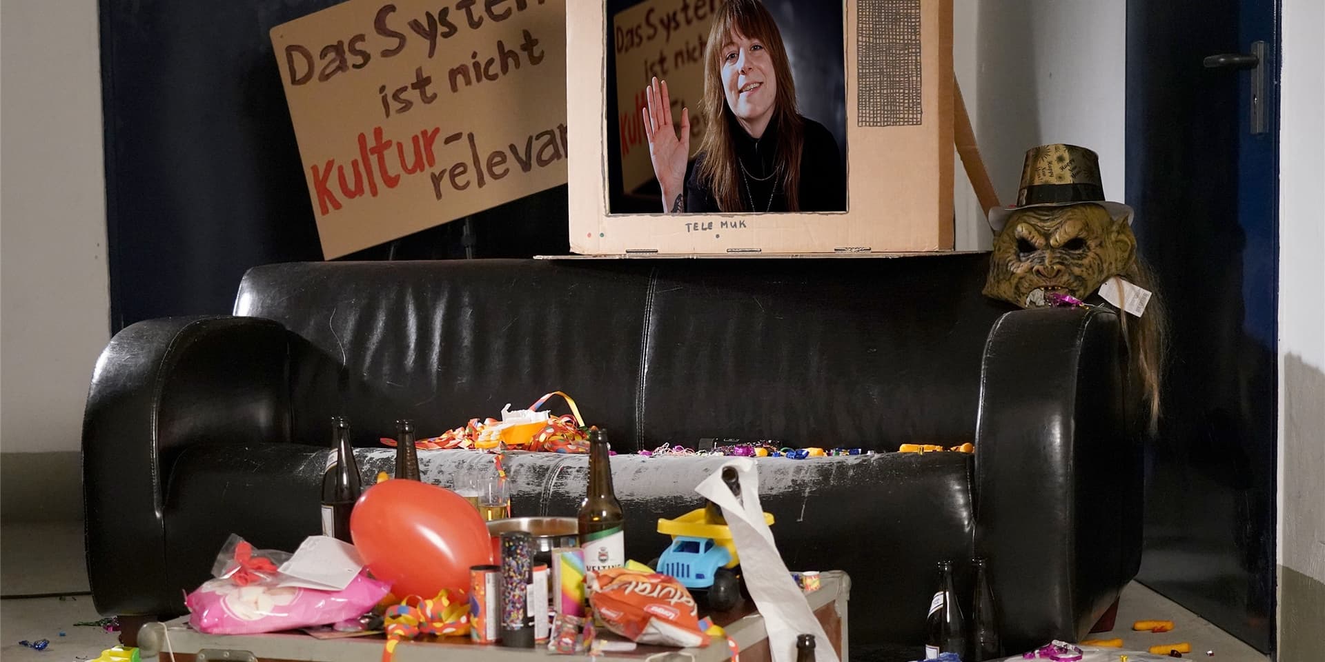 Der Moderationsraum der MUK-Silvester-Gala, im Fernseher zu sehen: Mercedes Lalakakis (Daily Thompson), die die Moideration der Gala übernimmt.