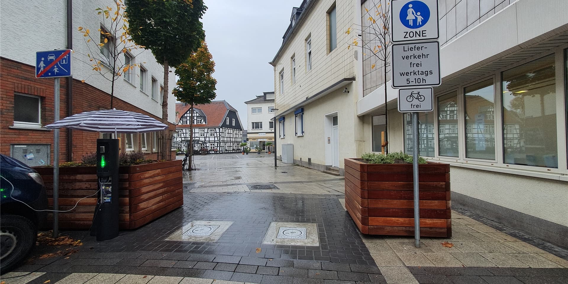 Den Technik-Check samt Schirmchen gab es bereits: Die Poller sind einsatzbereit und der befahrbare Markt ist für den Durchgangsverkehr Geschichte. Trotzdem bleiben die Poller die meiste Zeit über unten.