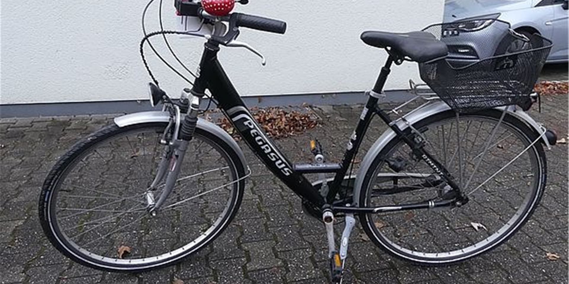 Das Fundfahrrad ist deutlich preisgünstiger zu haben als das gestohlene Pedelec. Laut Polizeiinformationen ist davon auszugehen, dass der Täter mit diesem Rad zum Tatort gelangte.