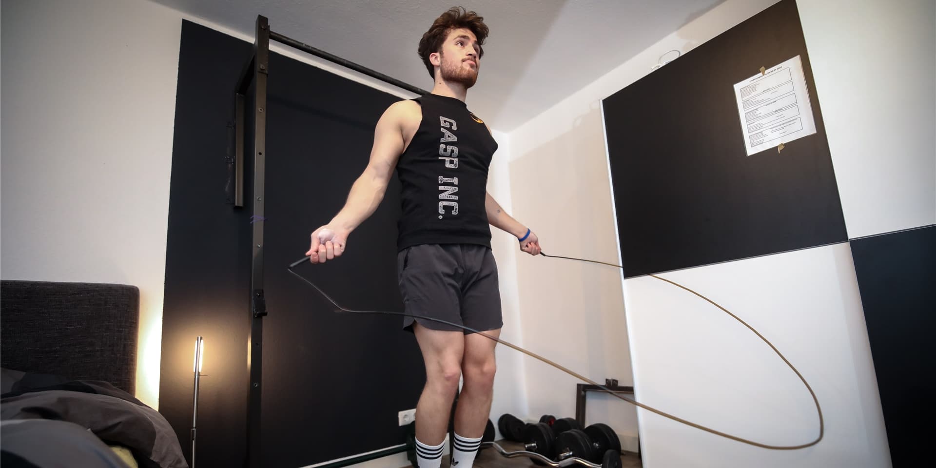 Der Sport hat das Leben von Zemman verändert – im Lockdown hat er sich sein eigenes kleines Fitnessstudio im Schlafzimmer eingerichtet. Mit dem Seilchenspringen beginnt er morgens aber erst, wenn seine Nachbarn aus dem Haus sind.
