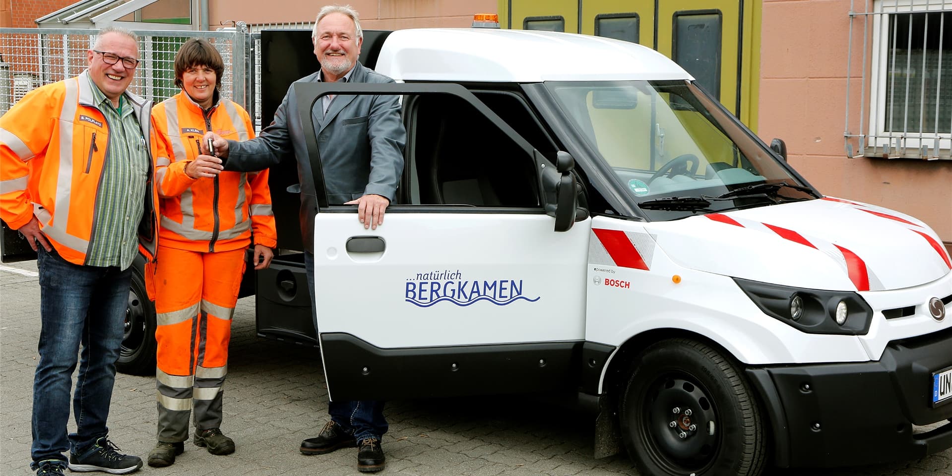 Stephan Pohlplatz, Andrea Klein und Hans-Joachim Peters (v.l.) stellten vor Jahren den neuen elektrisch betriebenen Kleinlastwagen vor, der beim Baubetriebshof der Stadt Bergkamen in Betrieb genommen wurde.
