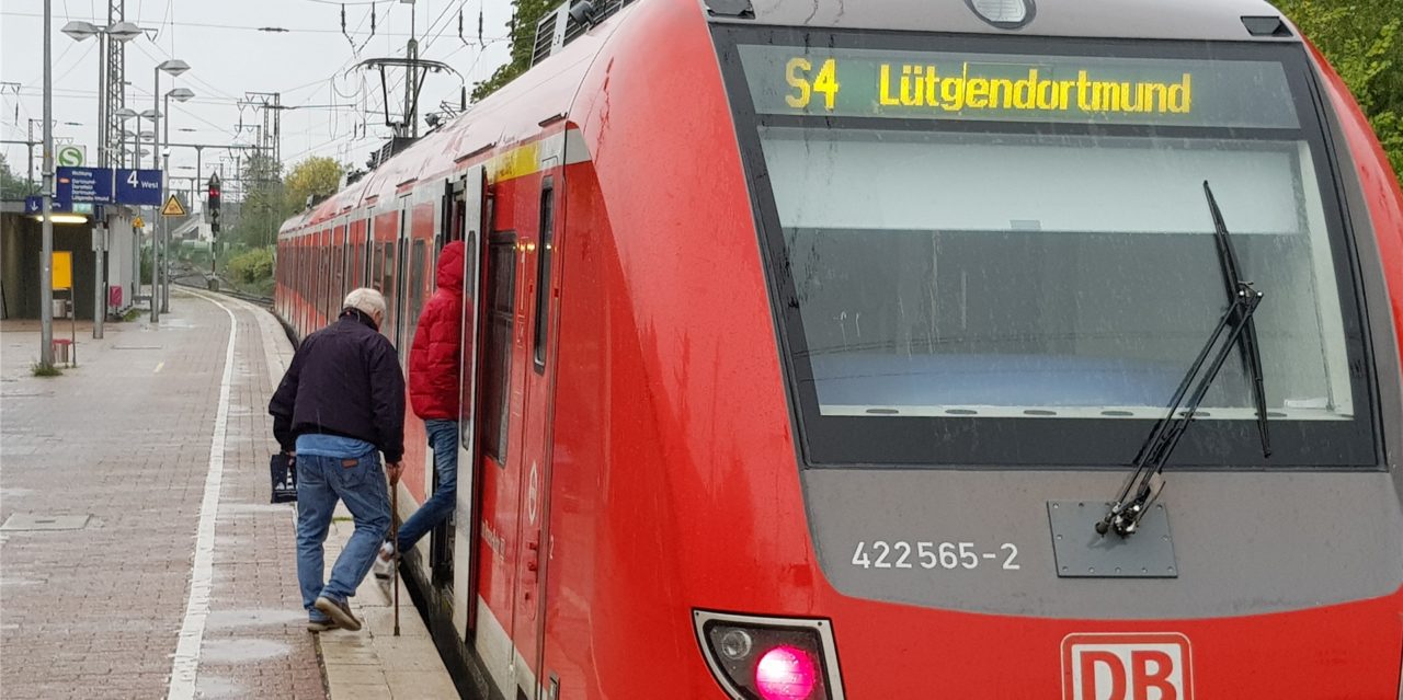 Betrunkener entblößt sich im Zug und bespuckt Polizisten Betrunkener entblößt sich im Zug und bespuckt Polizisten