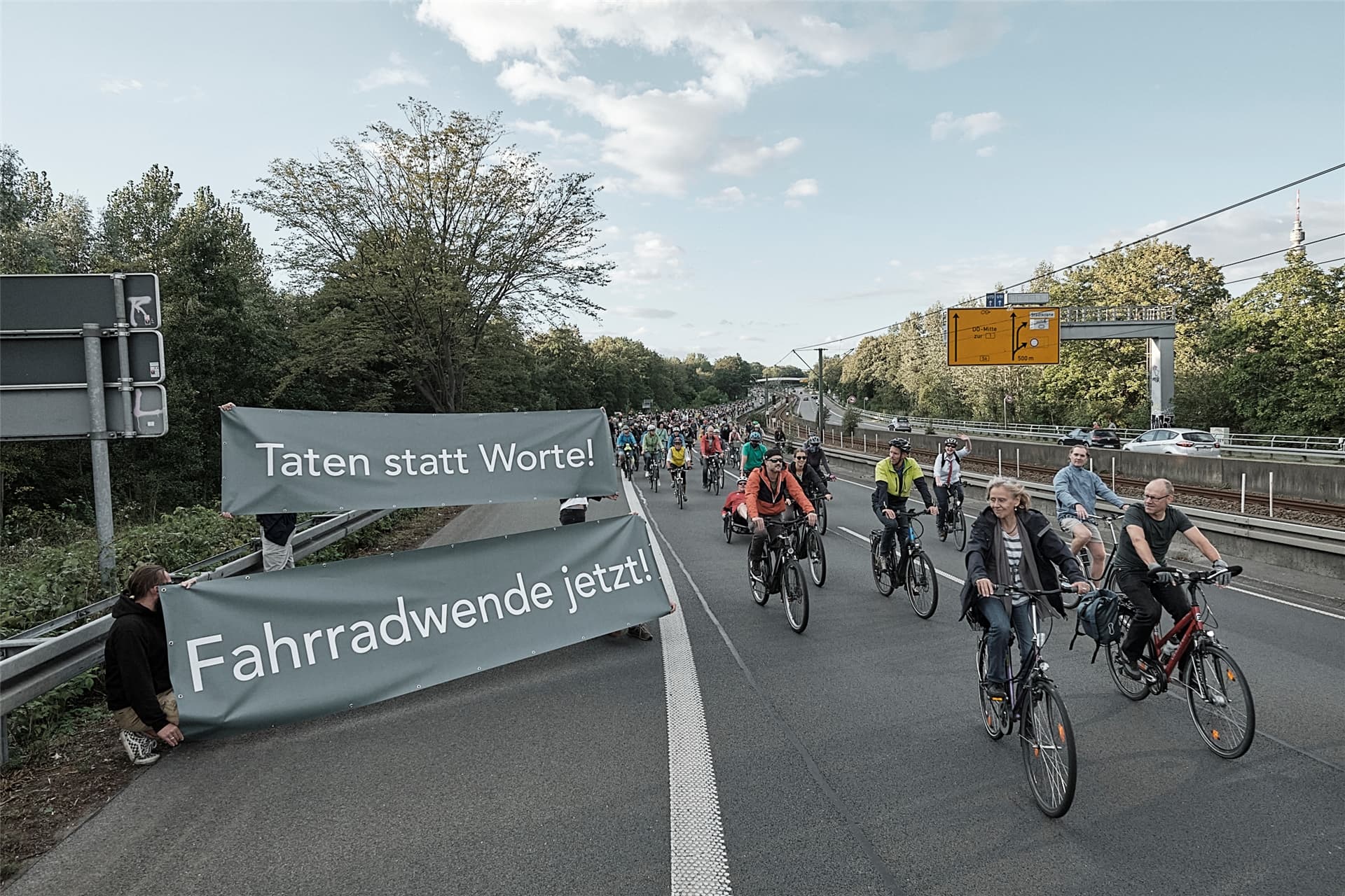 Auch diesmal wollen die Demonstrierenden über die B54 fahren. Die Aufnahme stammt von einer Fahrrad-Demo im Jahr 2020.