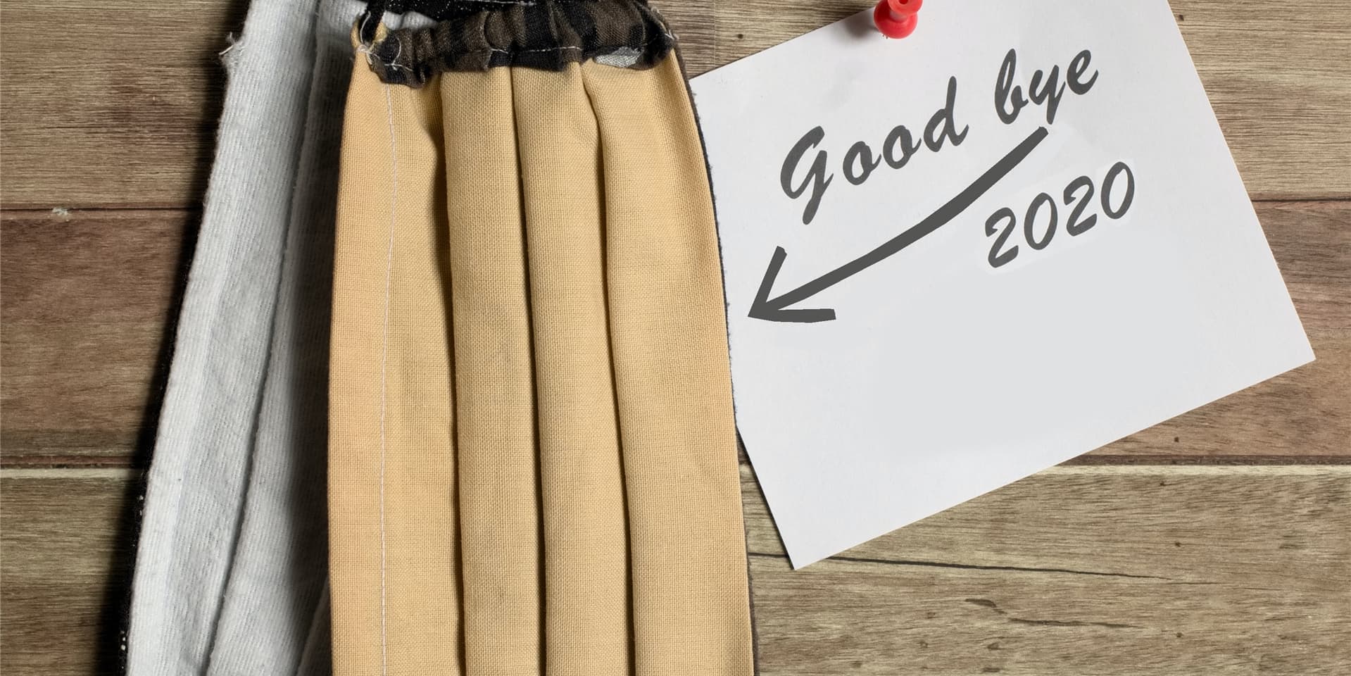 Zwei Gesichtsmasken und ein Zettel mit der Aufschrift „Good bye 2020“