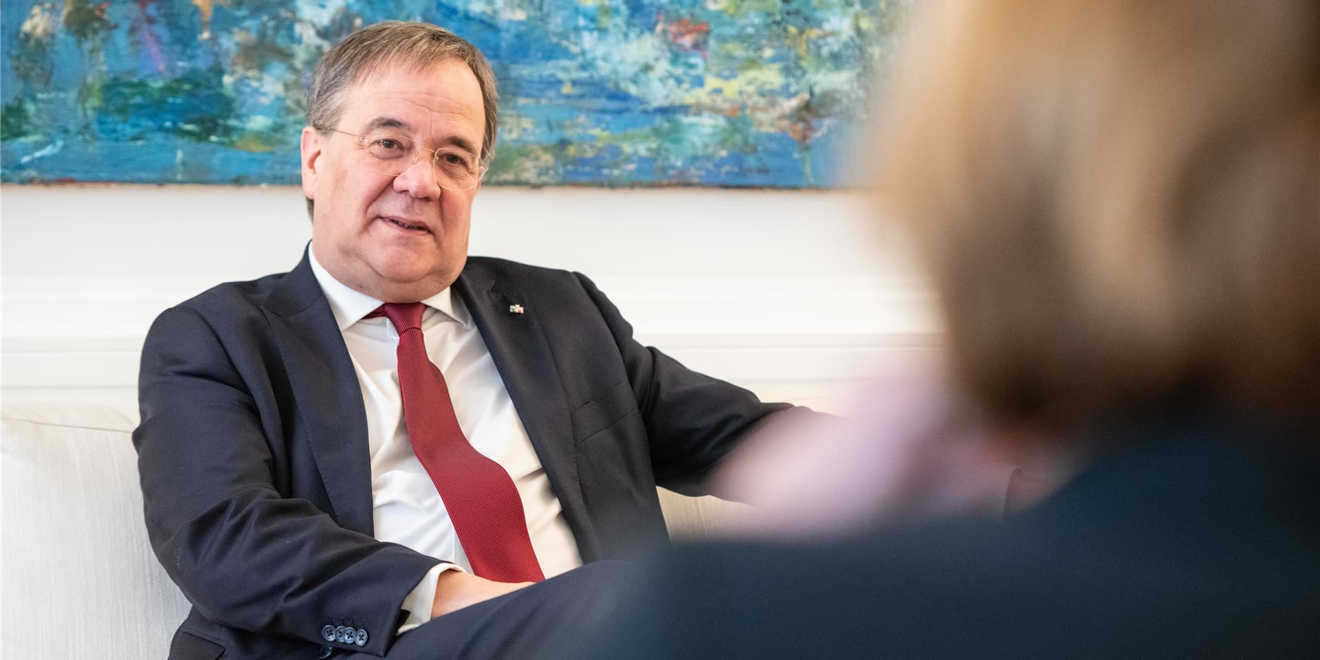 Armin Laschet (CDU), Ministerpräsident von Nordrhein-Westfalen, während eines dpa-Interviews auf einer Couch in seinem Büro.