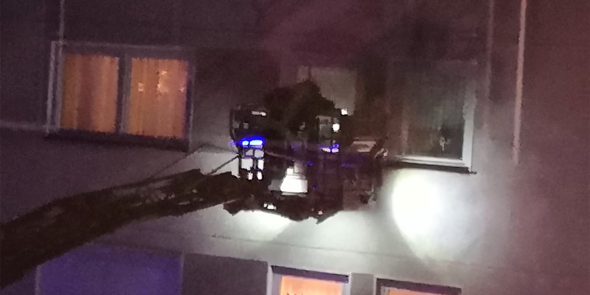 Die Feuerwehr brachte die Drehleiter in Stellung, um von außen einen Blick in die verschlossene Wohnung zu werfen.