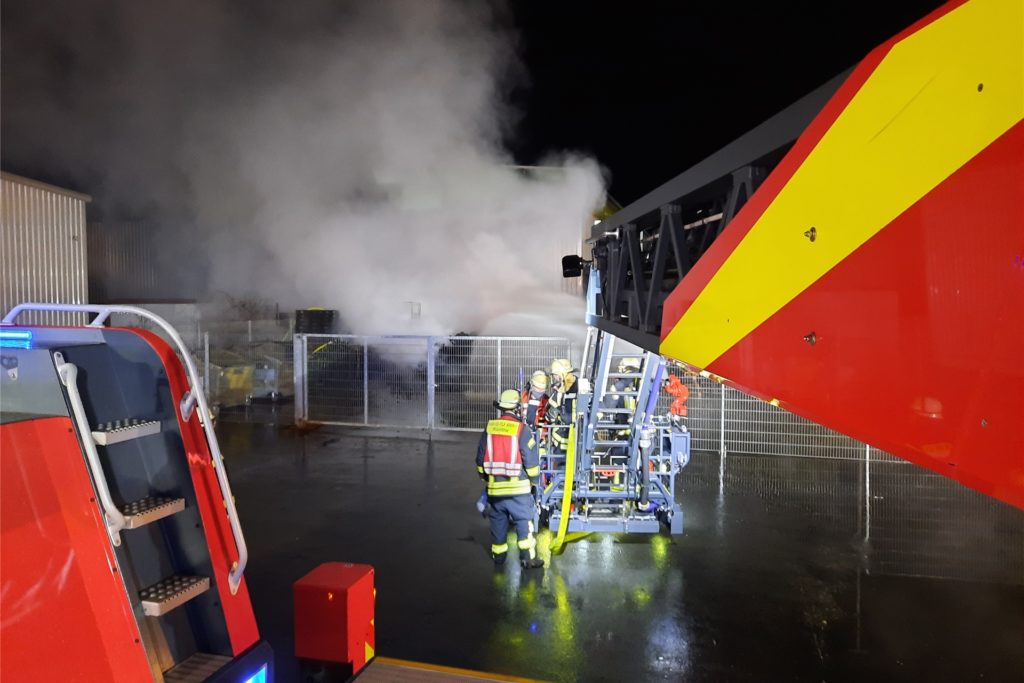 title attribut Der automatisch gesteuerte Wasserwerfer mit einer Leistung von 1600 Litern pro Minute wurde am Korb montiert und bekämpfte kurz darauf die Flammen von oben.