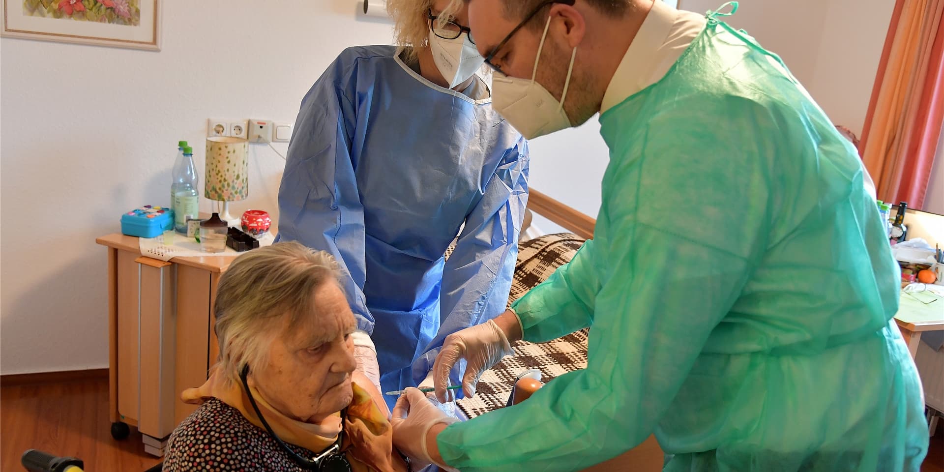 Elfriede Goldstein (99) war die erste Bewohnerin im Seniorenheim St. Norbert an der Laakstraße, die am Samstag (02.01.) geimpft wurde. Nur ein kleiner Pieks. Das sei gar nicht schlimm gewesen, sagt sie später.