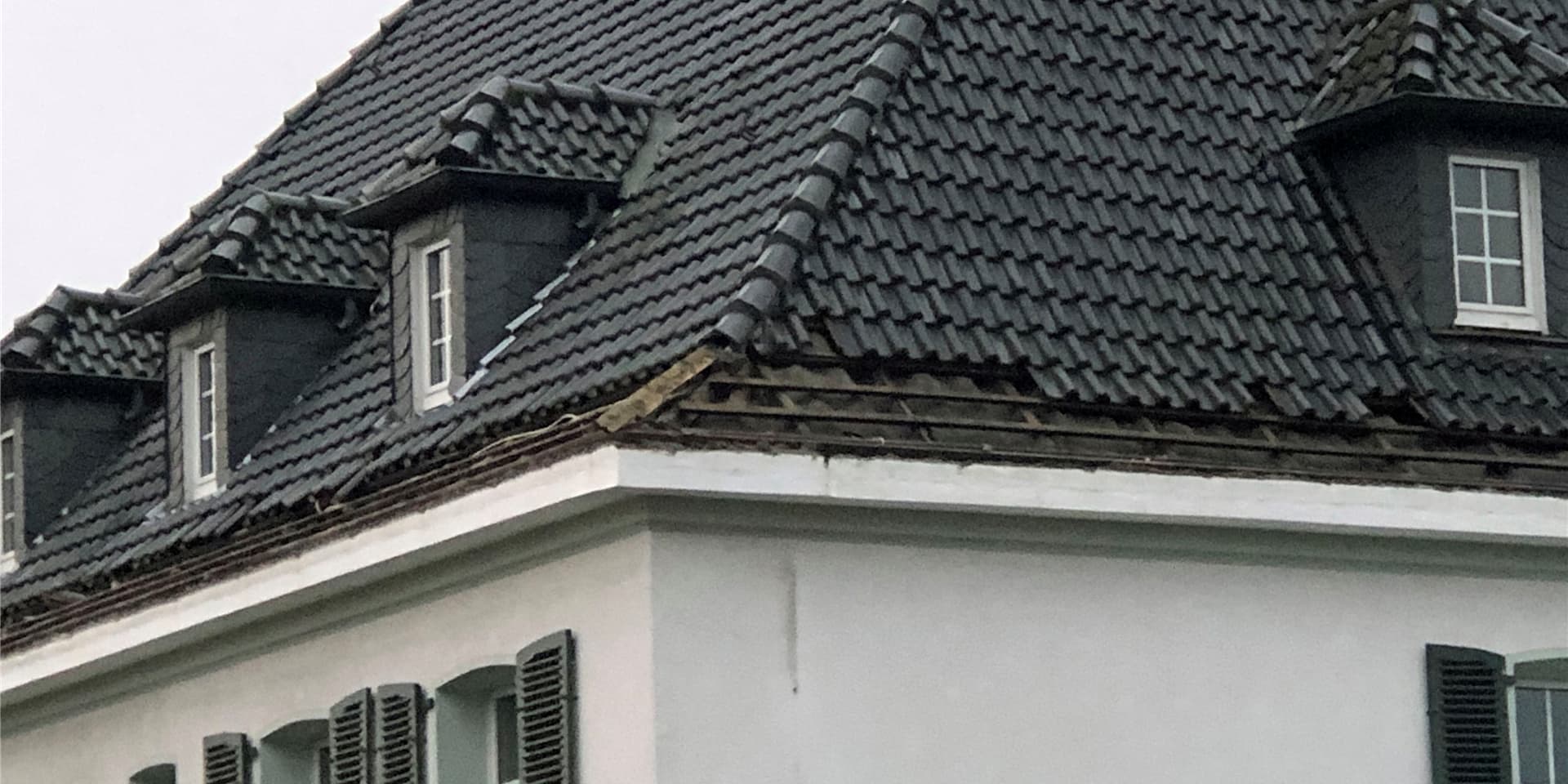 Die unteren Dachziegel sind bereits entfernt – aus einem ganz bestimmten Grund. Der Start des Abrisses zieht sich aber hin.