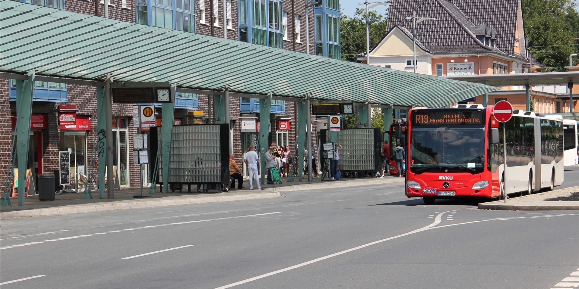 Zwei Gruppen Jugendlicher prügelten sich am Busbahnhof. Jetzt sucht die Polizei einen speziellen Zeugen.