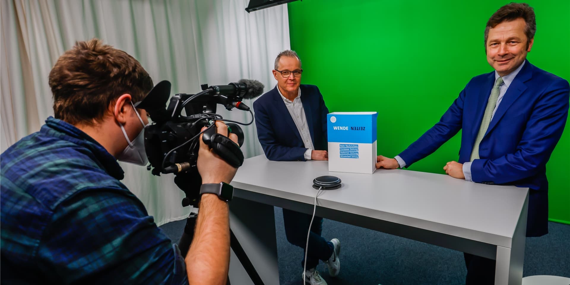 Verleger Lambert Lensing-Wolff (r.) – hier gemeinsam mit Moderator Dr. Wolfram Kiwit im Fernsehstudio – zog beim digitalen Neujahresempfangs von Lensing Media eine Bilanz des Jahres 2020. Dabei entdeckte er nicht nur wirtschaftlich schlimme Folgen der Pandemie, sondern auch neue Chancen.