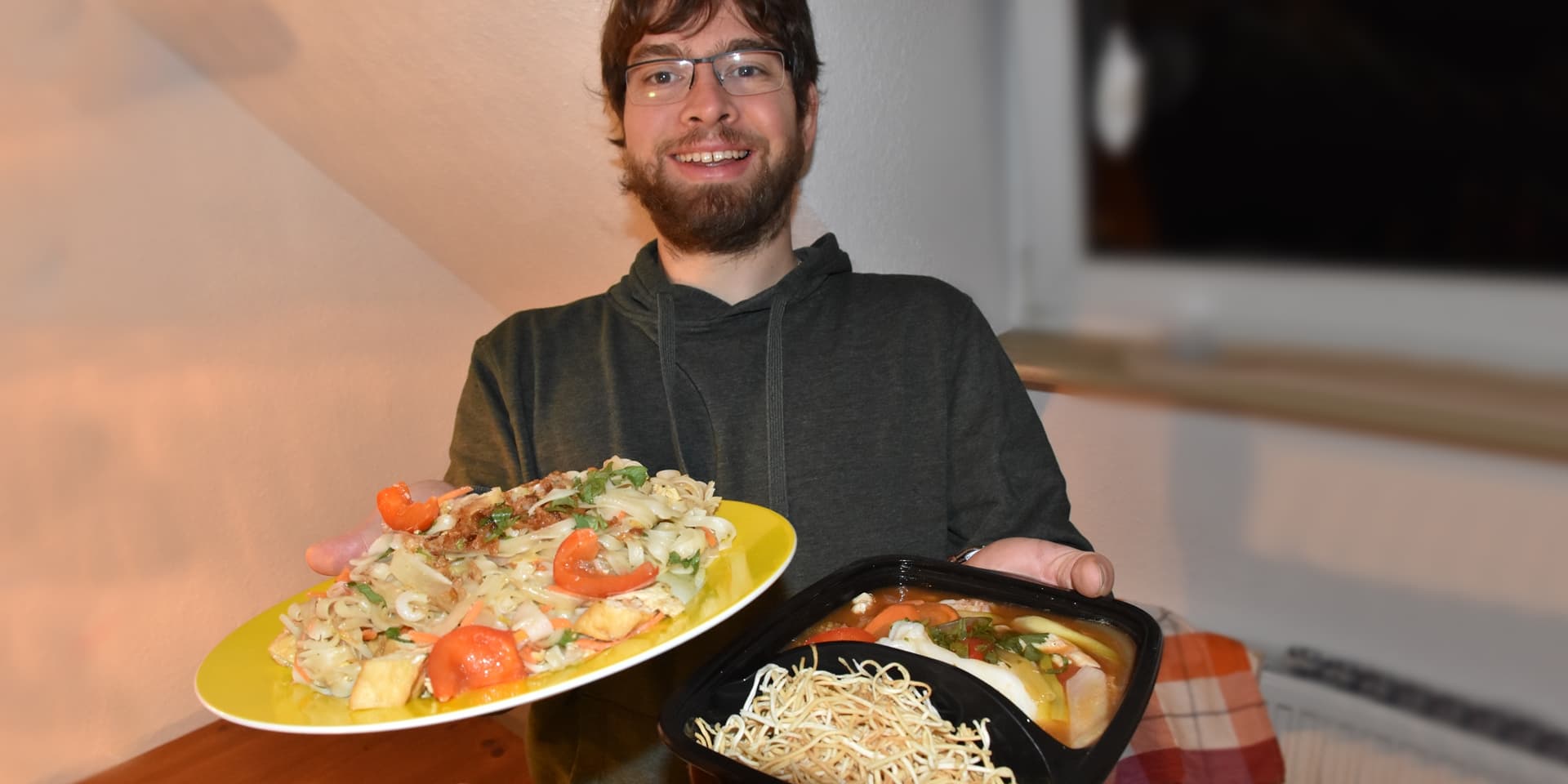 Rechts die Eiernudel-Nester mit Gemüse sowie Tintenfisch, Garnelen, Rind und Huhn und links Breite Reisbandnudeln gebraten mit Gemüse in der Tofu-Variante.