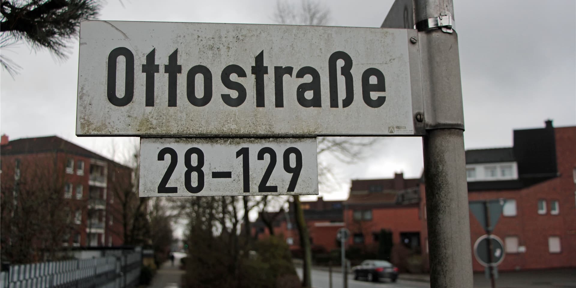 In einem Mehrfamilienhaus an der Ottostraße stellte die Polizei Waffen in einem Keller sicher.