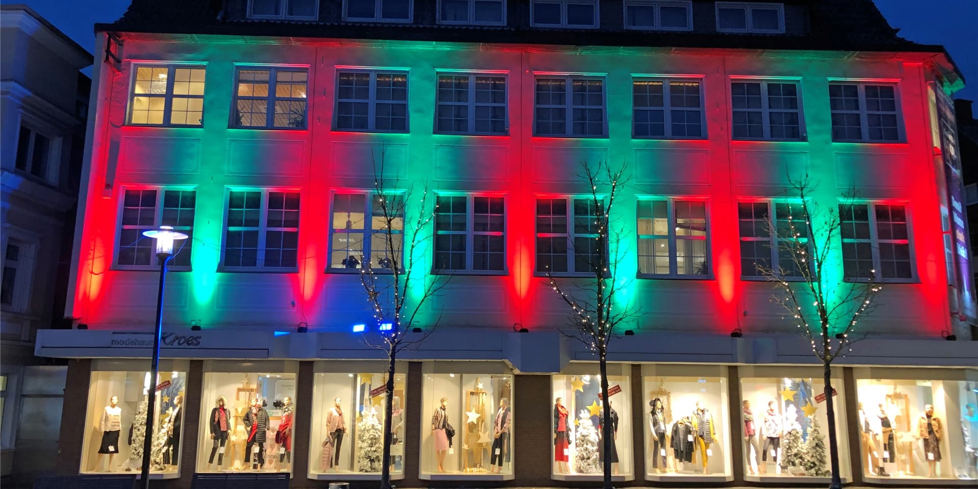 Werne war seit Ende November in weihnachtlichen Lichterglanz getaucht, wie hier das Modehaus Kroes. Jetzt ist der Schalter umgelegt.