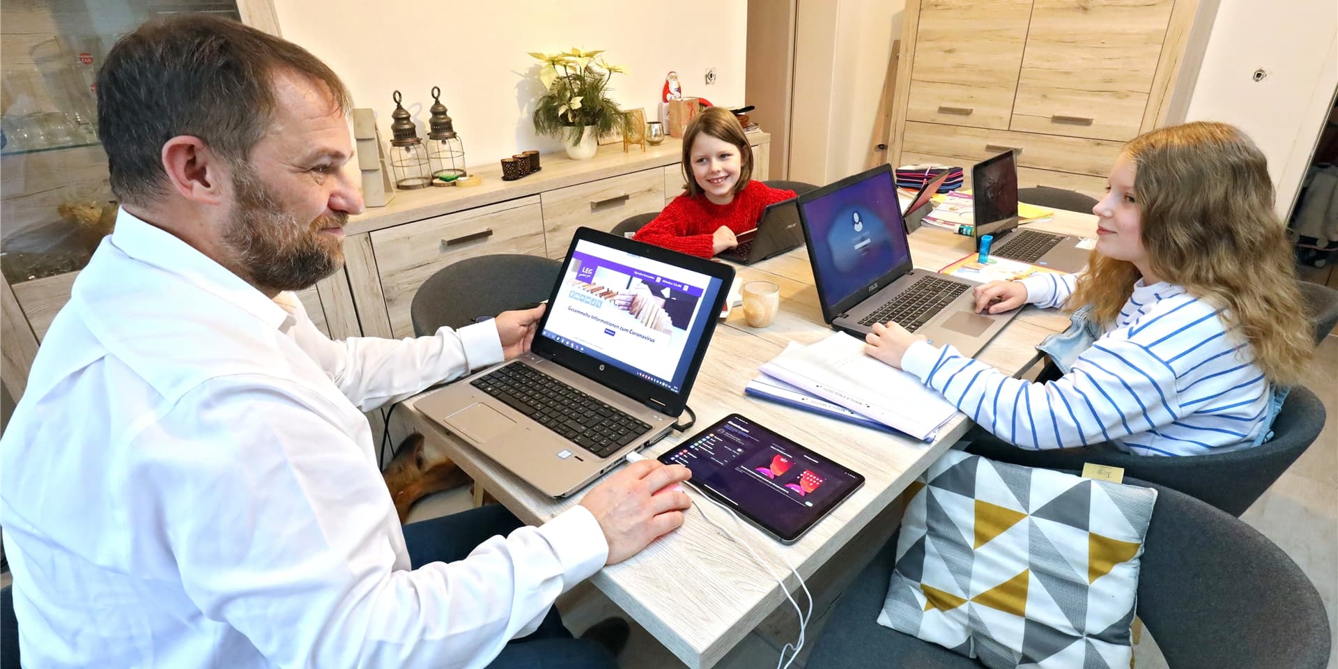 Christoph Weitzel im Homeoffice mit seinen Töchtern Marielle (8), links, und Marla (10). Zwei weitere Geschwister haben ebenfalls Homeschooling – dann wird es in Fröndenberg-Ostbüren selbst mit Glasfaser schon einmal eng im Internet.