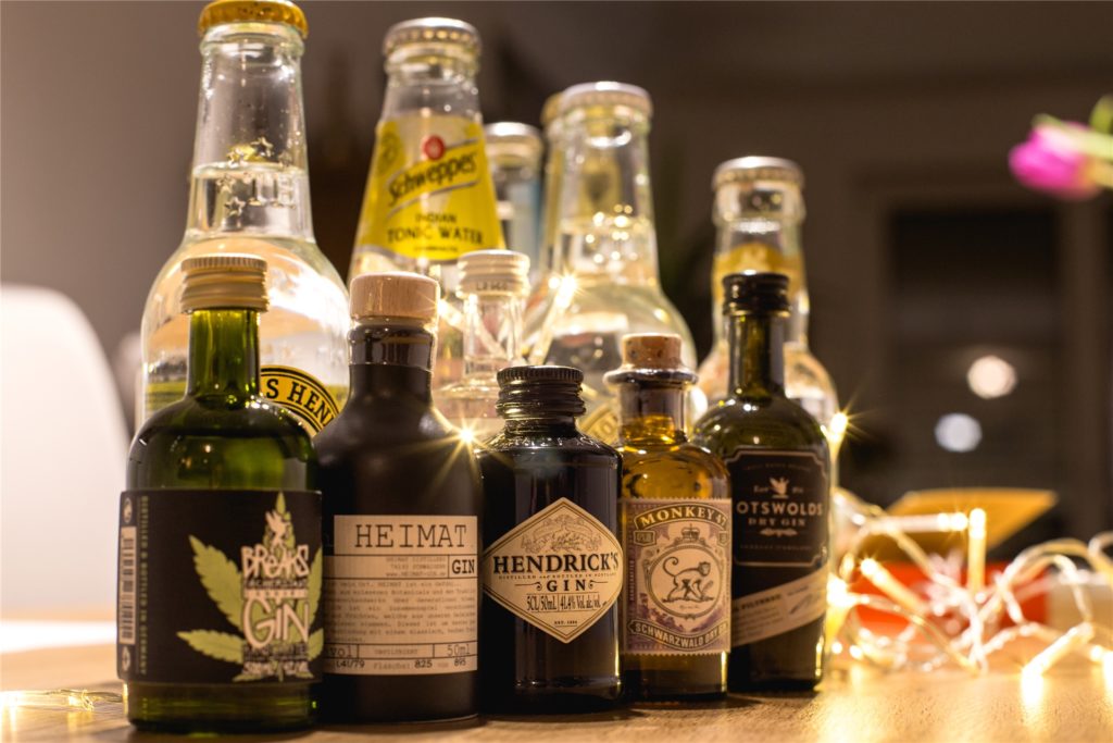 title attribut Pakete mit verschiedenen Gins in Probiergrößen lassen sich im Internet bestellen.
