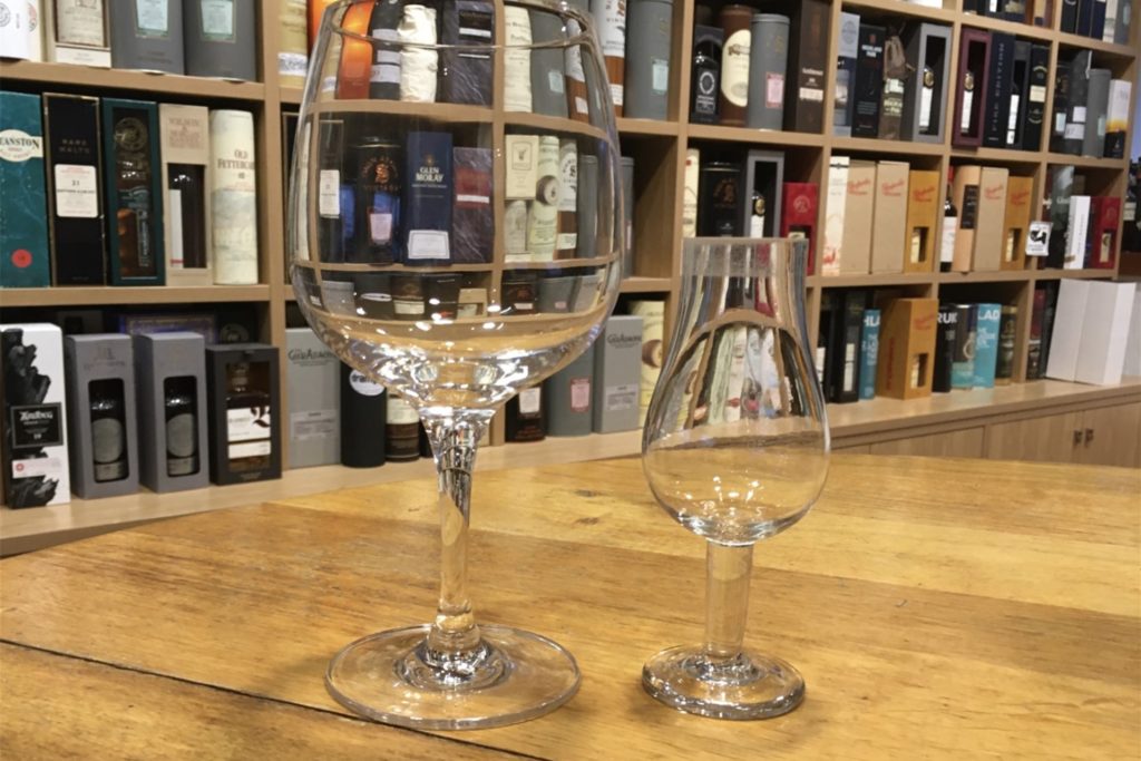 title attribut Gin-Tonic wird aus einem großen, bauchigen Glas getrunken. Pur bietet sich für das Tasting ein Degustations-Glas an.