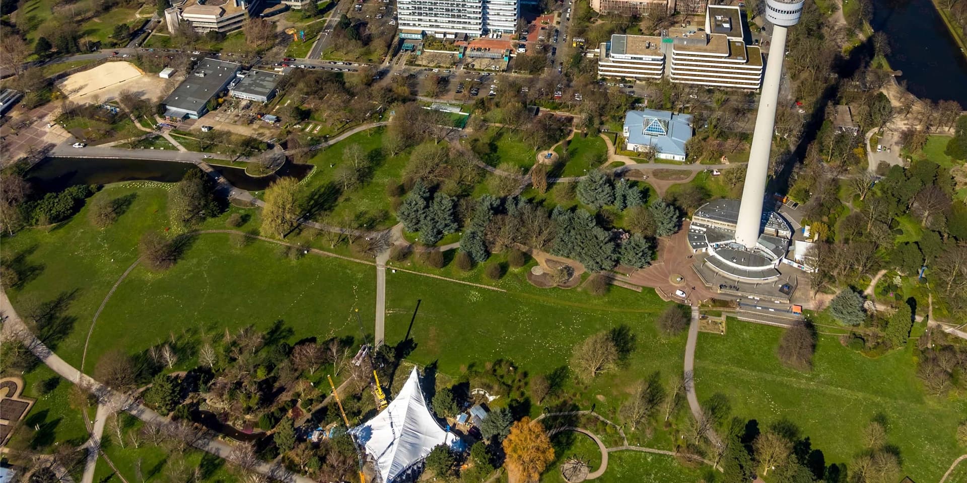 Eine Luftaufnahme des Florianturms im Dortmunder Westfalenpark