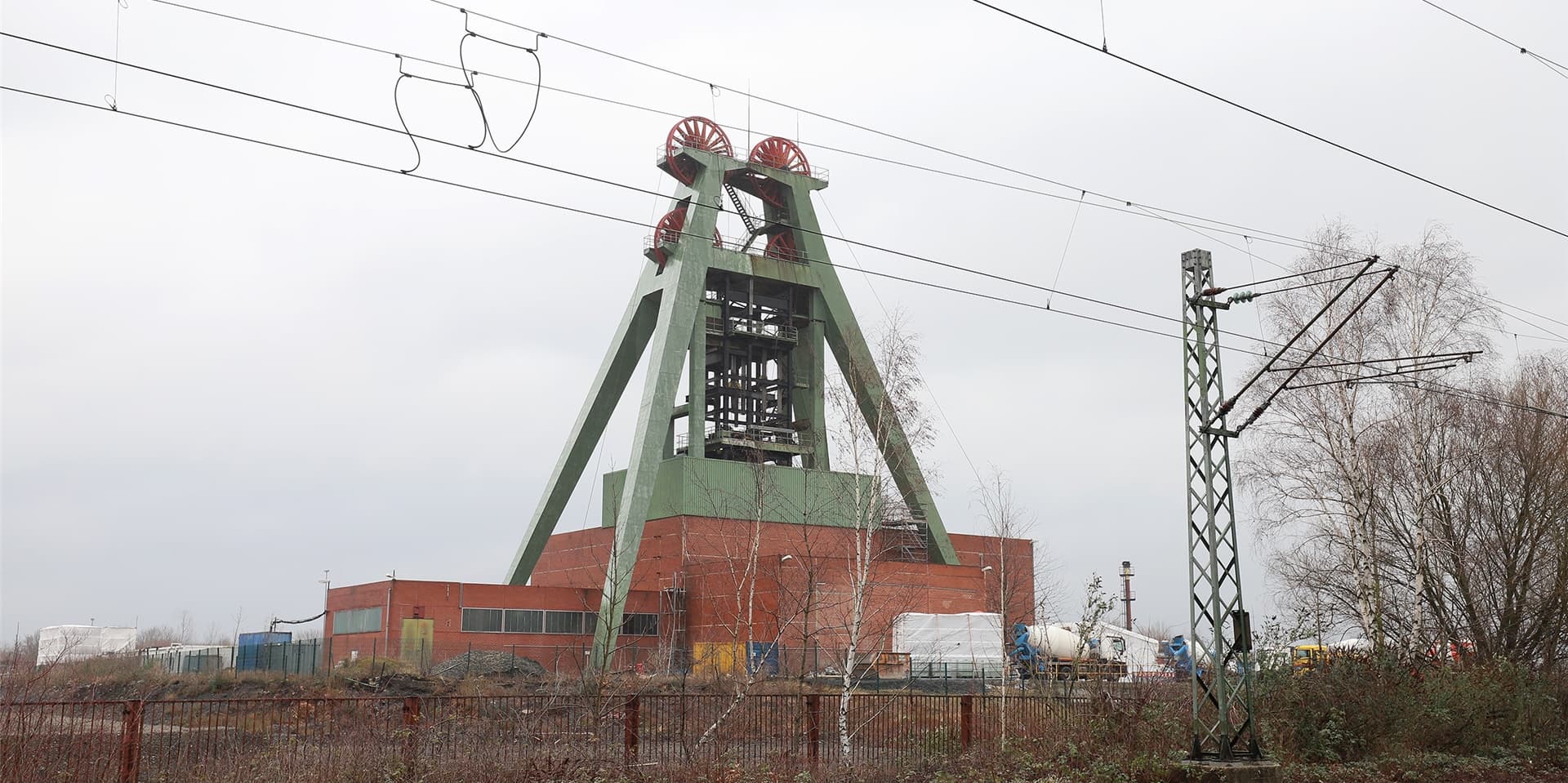 Der Förderturm auf der ehemaligen Zeche Haus Aden in Bergkamen muss für das Pumpengehäuse für die Grubenwasserhaltung weichen. Die Frage ist, ob er abgerissen oder versetzt wird.