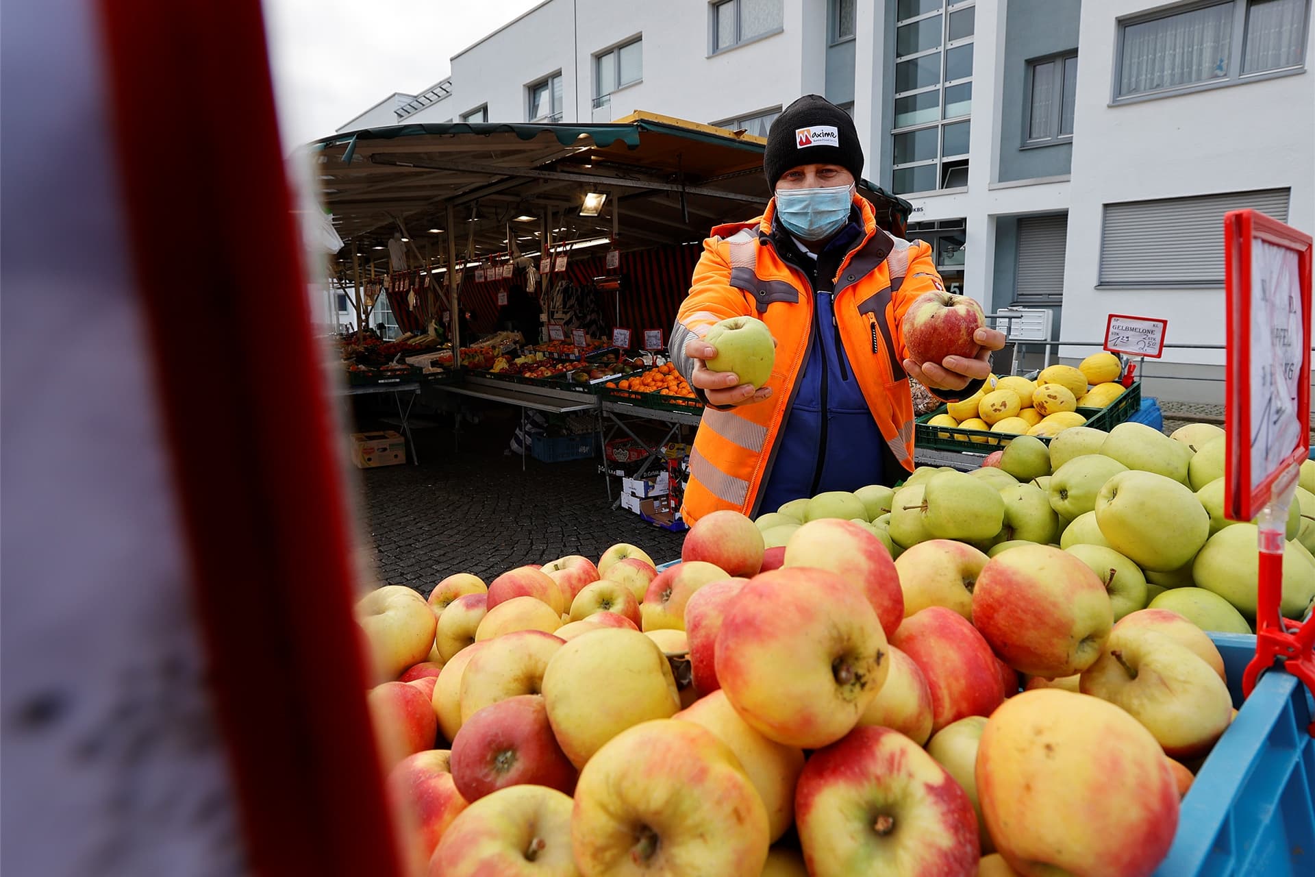 Der Obst- und Gemüsestand ist so etwas wie der Ankermieter auf dem Bergkamener Wochenmarkt. Wenn er kommt, kommen auch die wenigen anderen Händler, die zurzeit erlaubt sind.