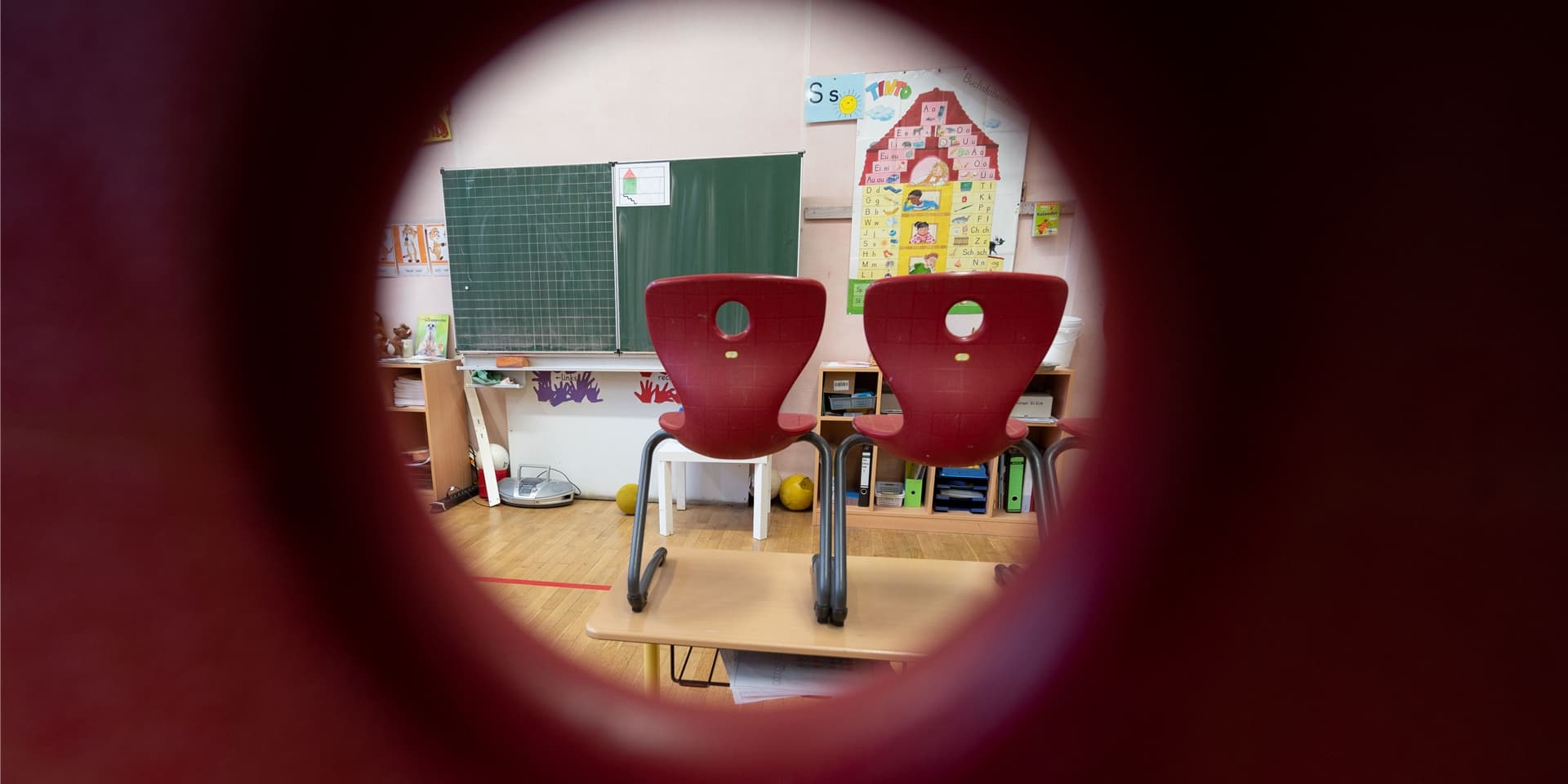 Die Schulen sind leer. Gelehrt und gelernt wird praktisch nur noch zuhause. Das aber reiche nicht, lautet die Argumentation von all jenen, die jetzt eine Wiederholung des kompletten Schuljahrs für alle fordern.