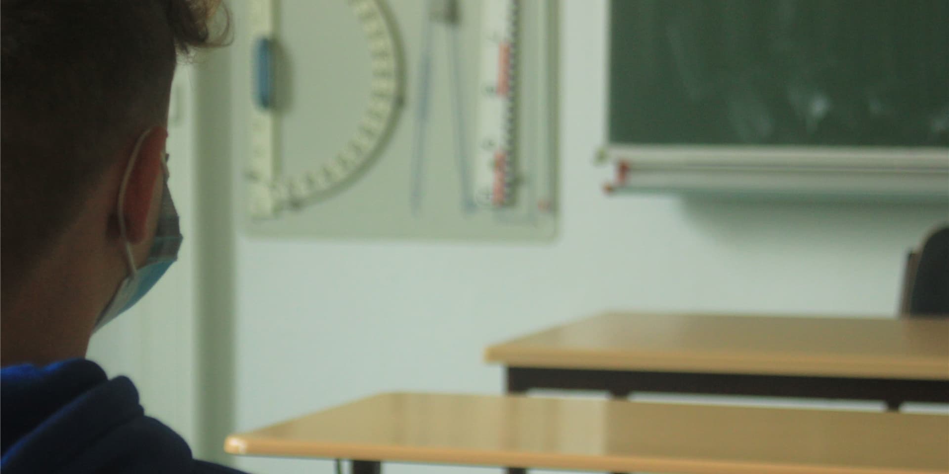 Der Unterricht in den vergangenen elf Monaten hat bei den Schülerinnen und Schülern so große Lücken hinterlassen, dass unser Autor nur einen Ausweg sieht: Die Wiederholung des kompletten Schuljahrs muss für alle zur Pflicht werden.