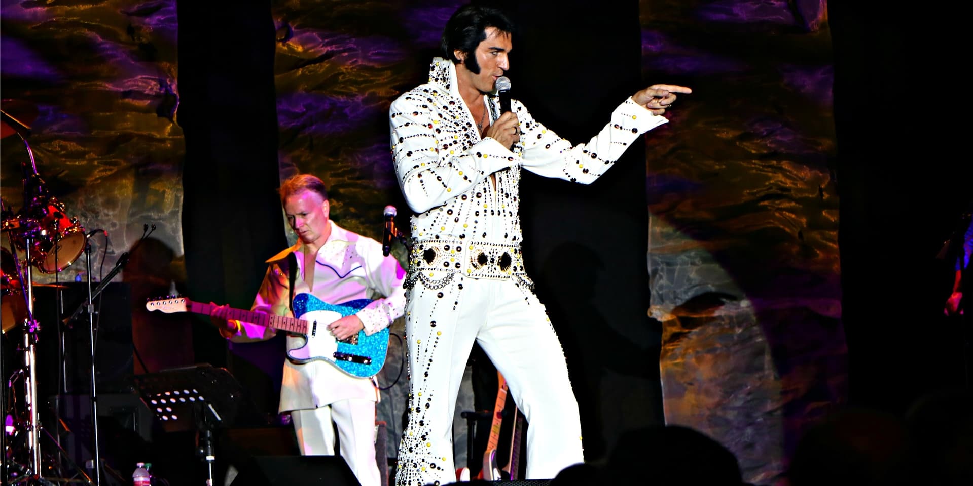 Mehr als nur nah am Original – Oliver Steinhoff verblüfft sowohl optisch als auch stimmlich als Elvis auf der Bühne.