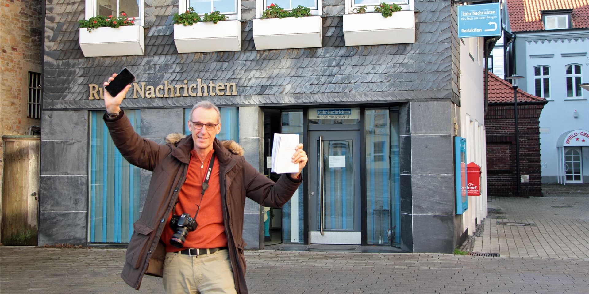 Block, Kamera und Handy – das sind die wichtigsten Arbeitsutensilien für einen Journalisten außerhalb der Redaktion, hier die Ruhr Nachrichten in Werne.
