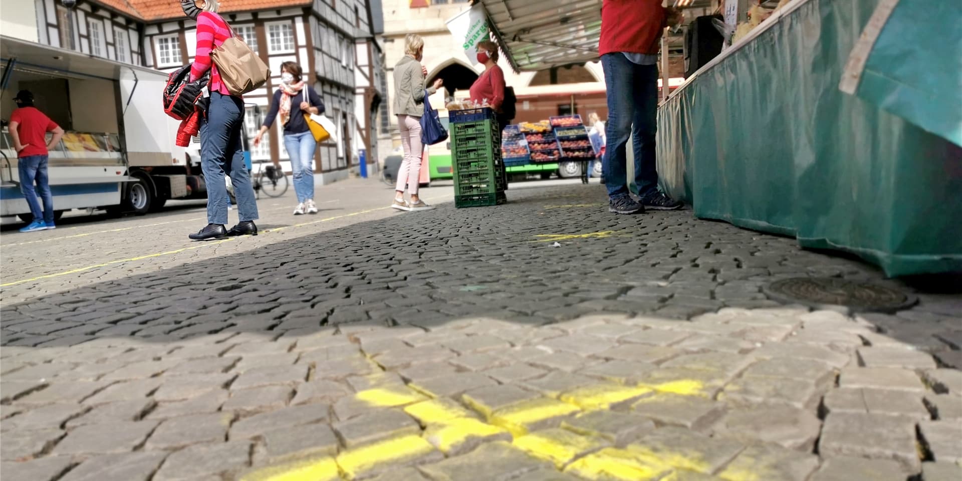 Auf dem Wochenmarkt in Werne sind seit dem 8. Januar auch wieder Händler mit sogenannten Non-Food-Artikel wie etwa Textilien erlaubt. Der Einzelhandel hingegen muss im Lockdown weiter geschlossen bleiben. Eine Ungerechtigkeit wie einige Händler finden. Umso erfreulicher, dass sich nun zwei Markthändler solidarisch und selbstlos zeigen.
