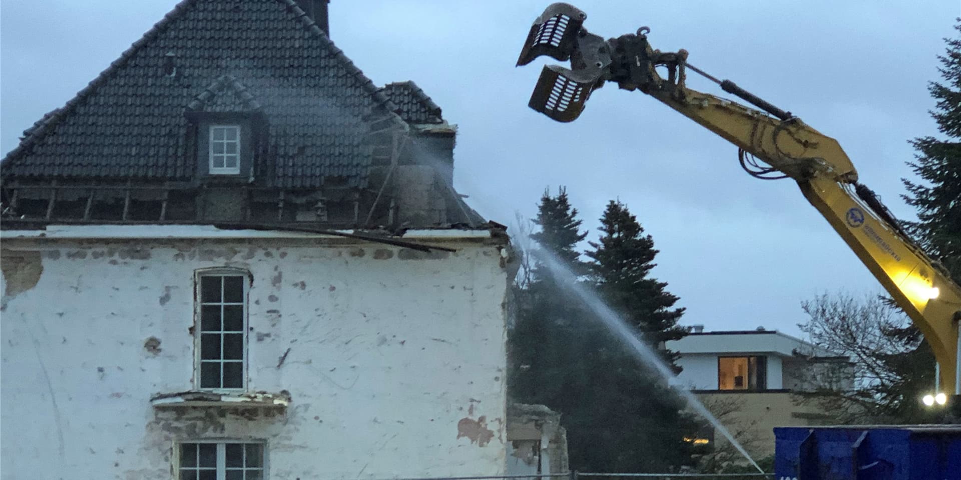 Der Abriss der alten Villa der Familie Leenders am Brinkhof hat am Dienstag, 19. Januar 2021, begonnen.
