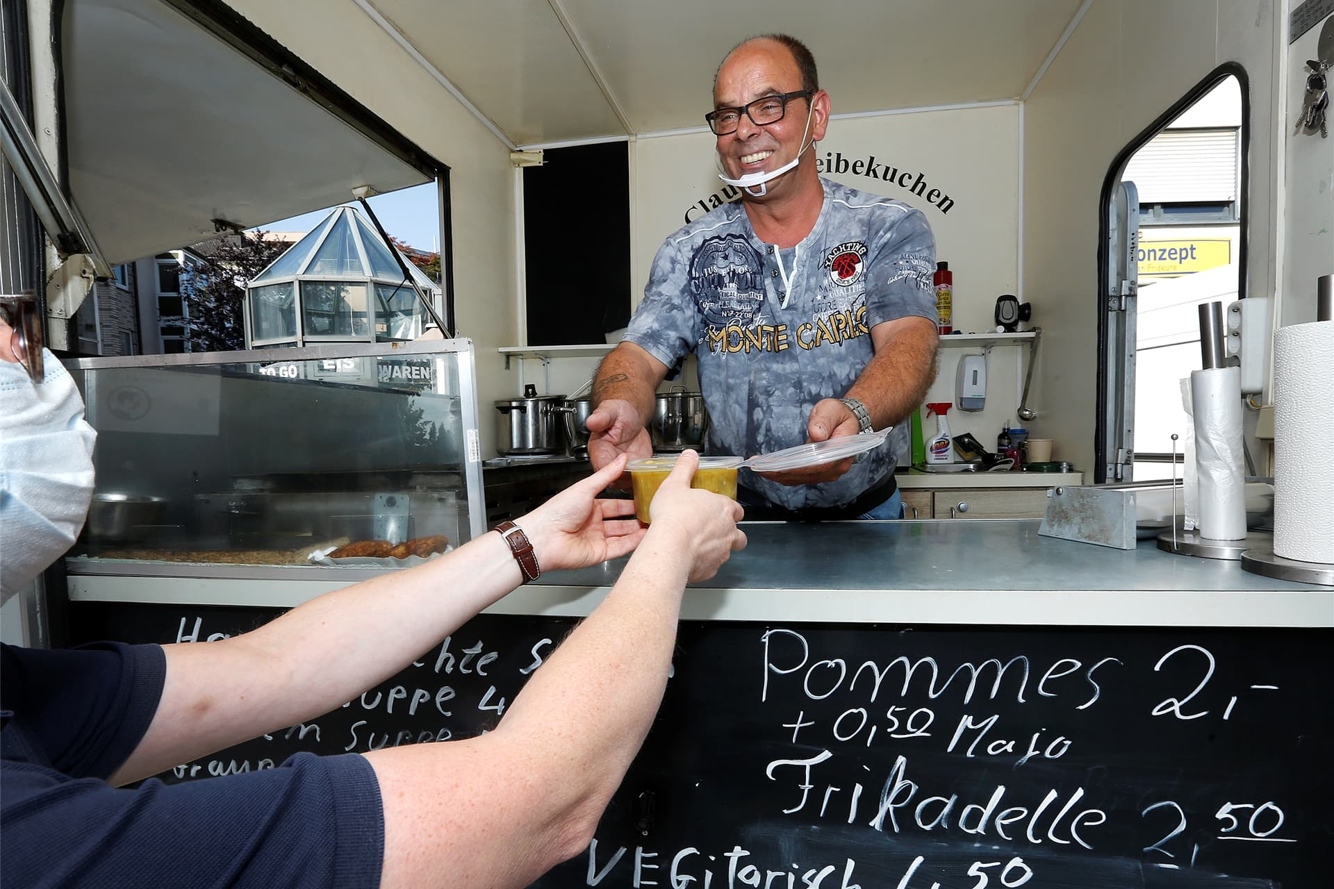 Mario Schwiderwoski ist der neue Suppenkoch auf dem Kamener Wochenmarkt. Jeden Morgen kocht er die Suppen frisch. Er hofft, dass er bald Bänke vor seinem Wagen aufstellen darf.