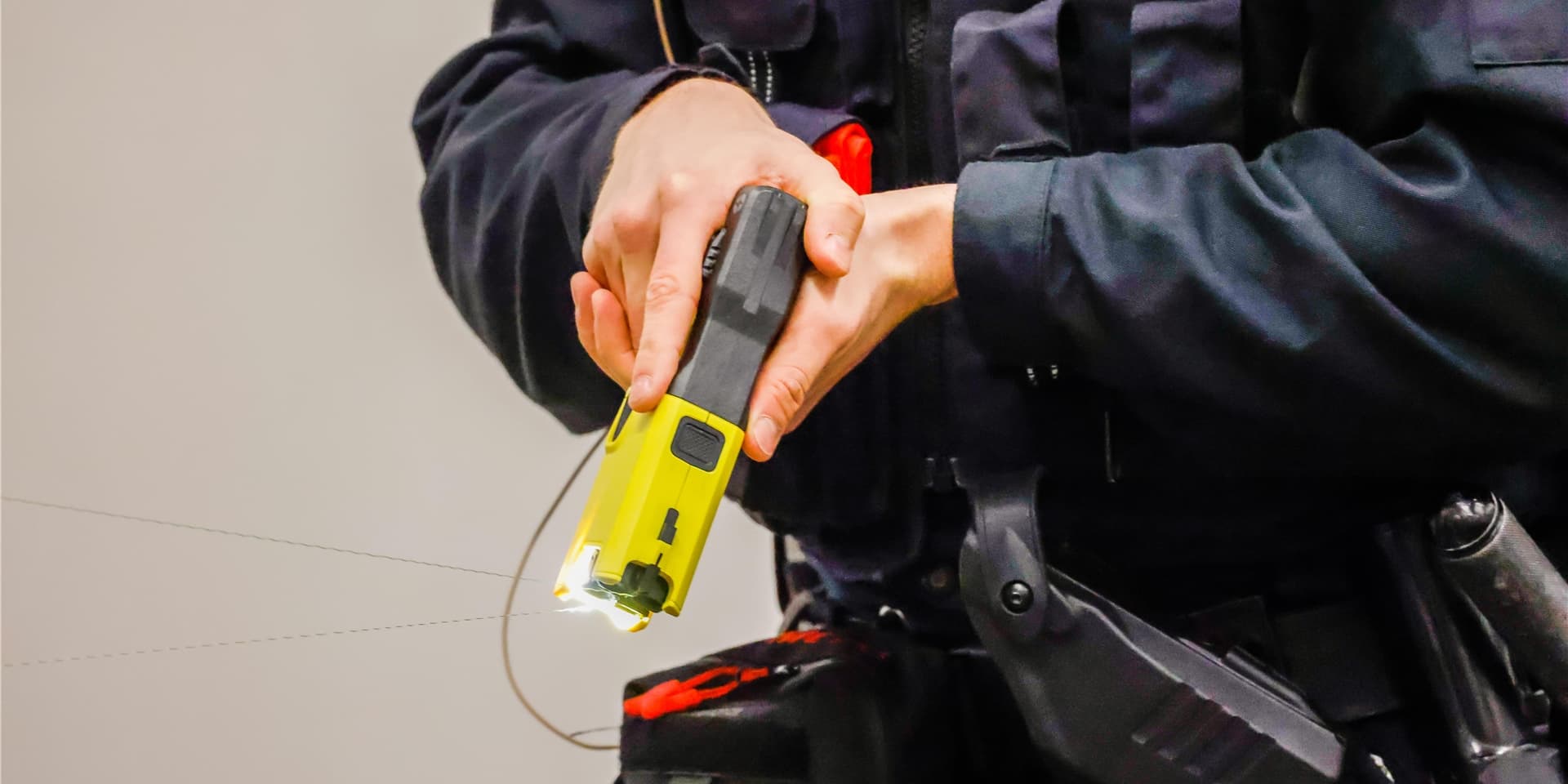Die Polizei hat am Freitag (15.1.) die Taser, die ab sofort in einer Pilotphase in der Dortmunder Nordstadt getestet werden, vorgestellt.