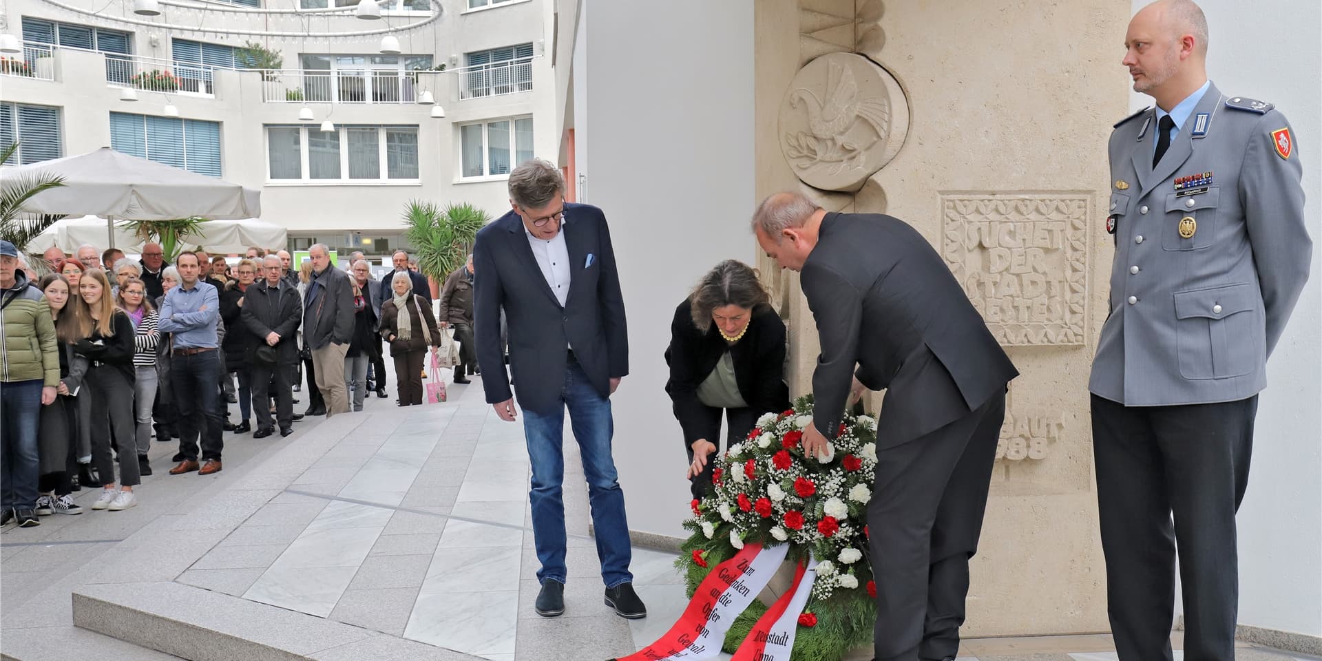 Zum Gedenken der Opfer des Holocausts wird ein Kranz am Friedensstein niederlegt.