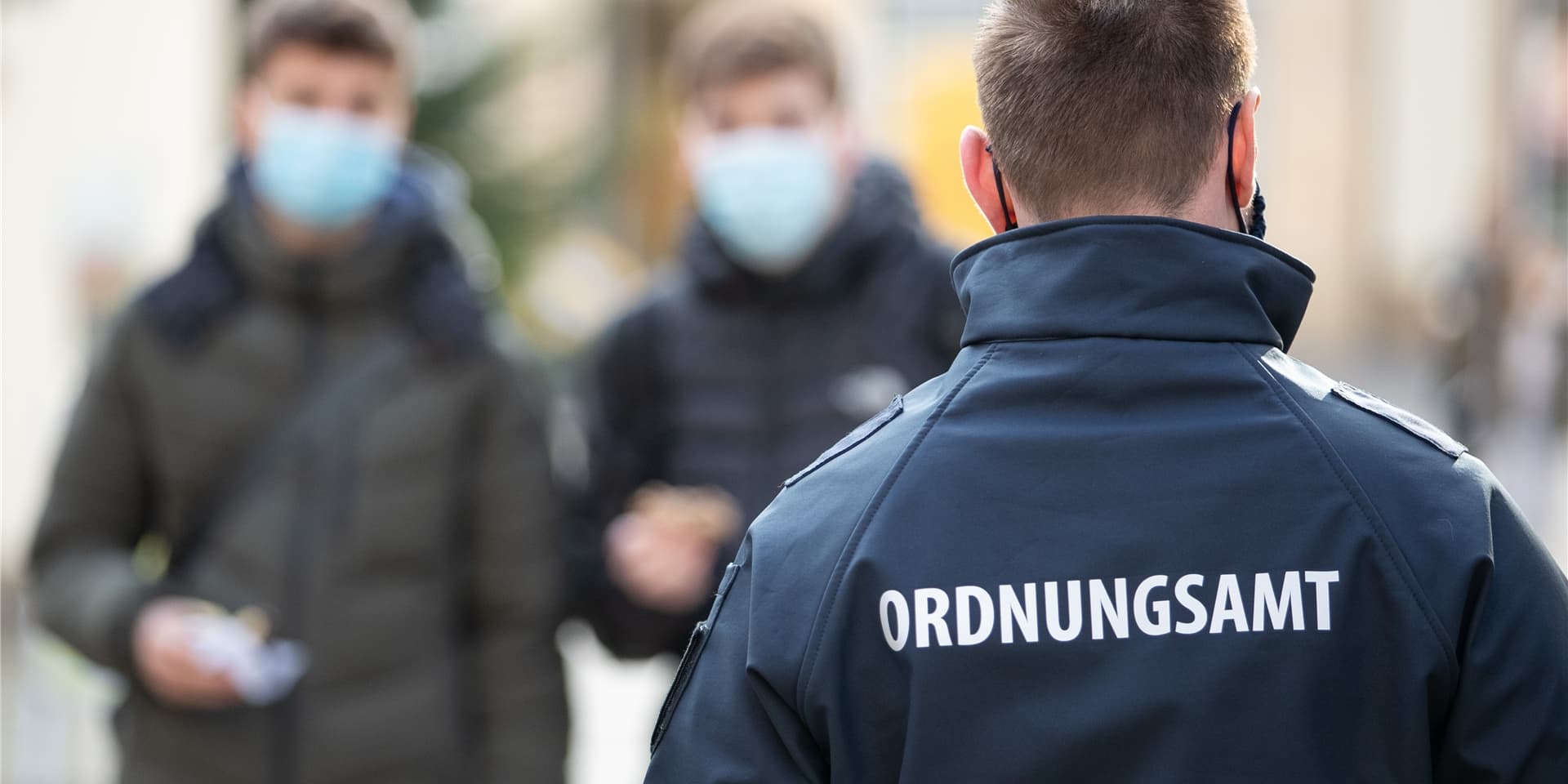 Wenn sich zu viele Menschen zu nahe kommen, ist in Unna das Ordnungsamt gefragt, um dies zu unterbinden. Das Betreten privater Räume oder Grundstücke allerdings erfordert zumindest einen konkreten Anlass, der zum Beispiel durch eine Anzeige entstehen kann.