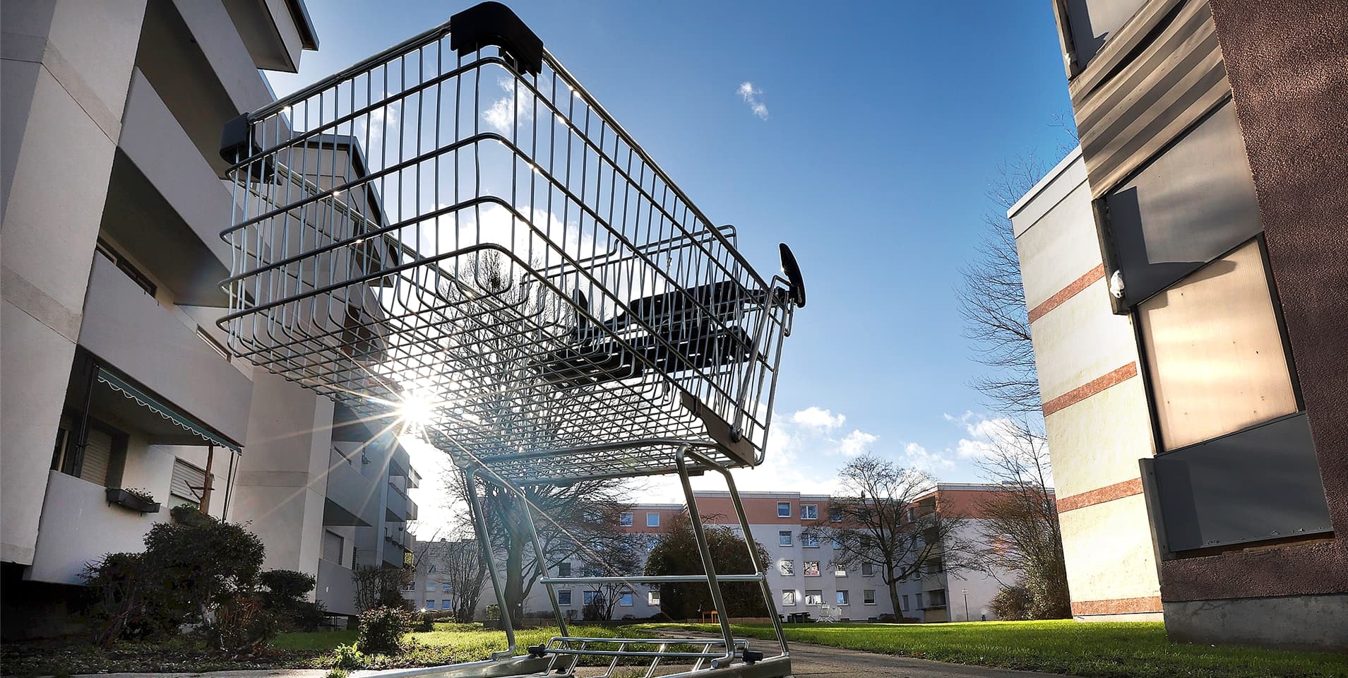 Einkaufswagen vor Wohnblöcken an der Erich-Ollenhauer-Straße in Bergkamen.