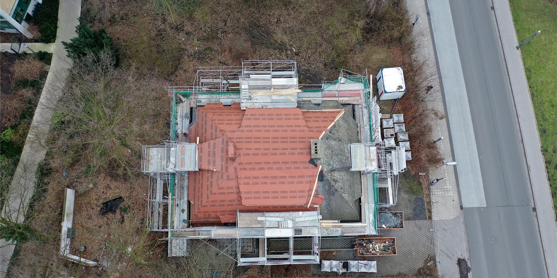 Das Bild zeigt die Villa Urbahn aus der Vogelperspektive und gibt einen guten Eindruck von den Dacharbeiten.